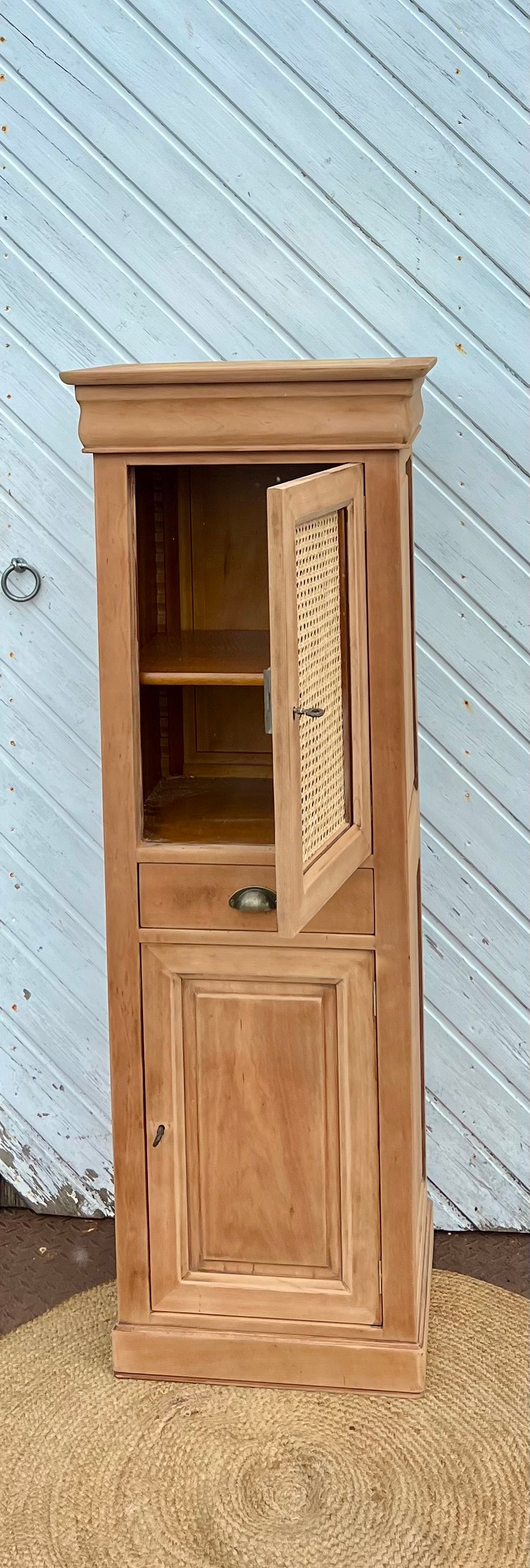 Petite armoire ancienne : bonnetière / homme debout en bois massif brut et cannage