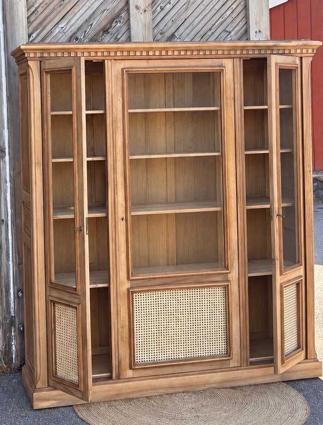 Armoire ancienne : vaisselier bibliothèque en bois massif brut et cannage