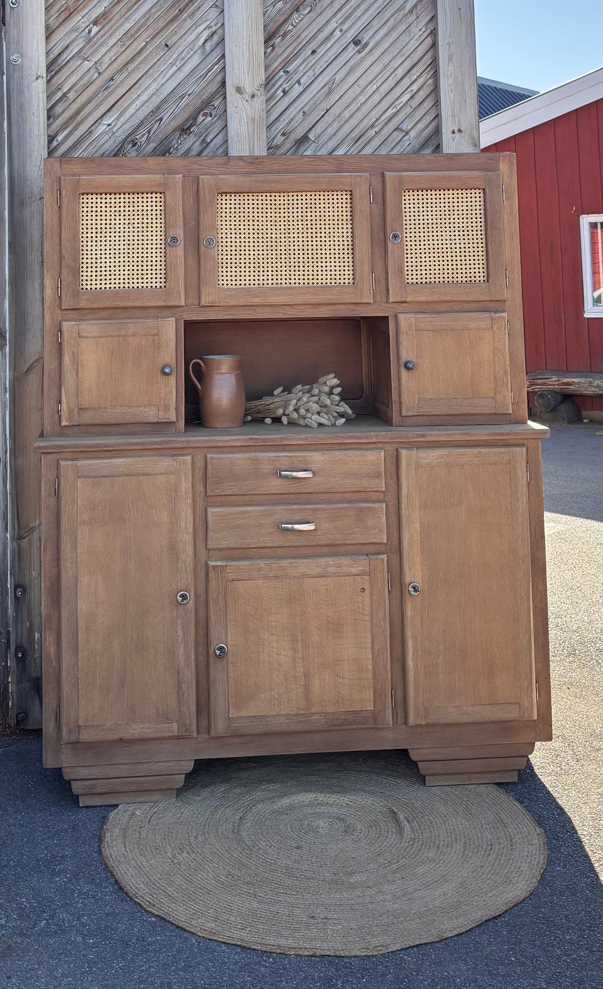 Grand buffet 2 corps ancien / vaisselier en chêne brut et cannage