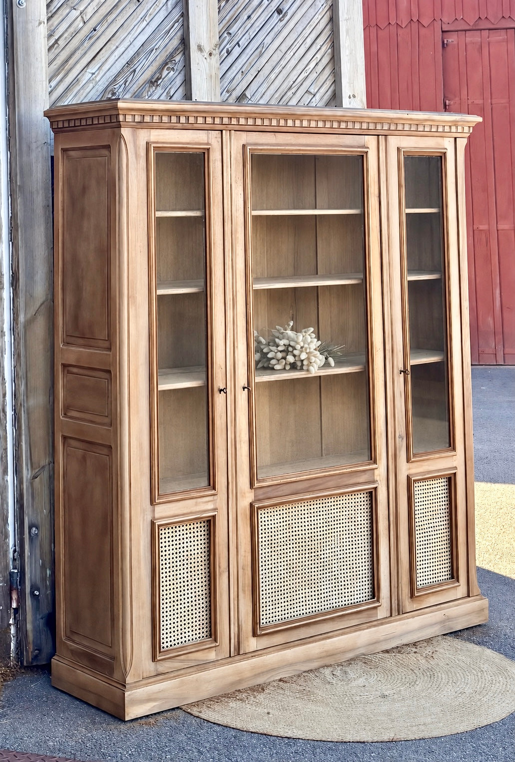 Armoire ancienne : vaisselier bibliothèque en bois massif brut et cannage