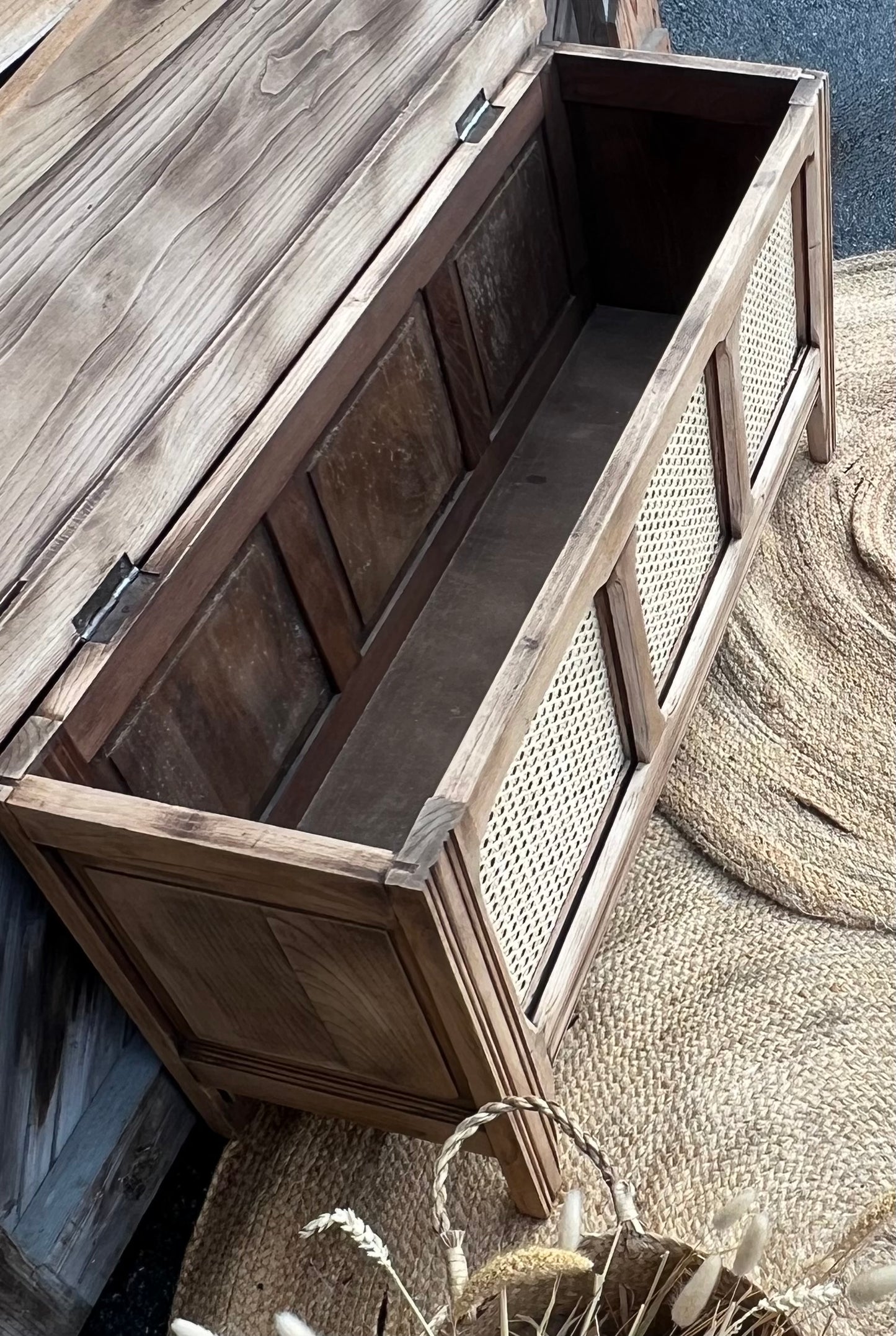 Coffre ancien en chêne massif brut et cannage