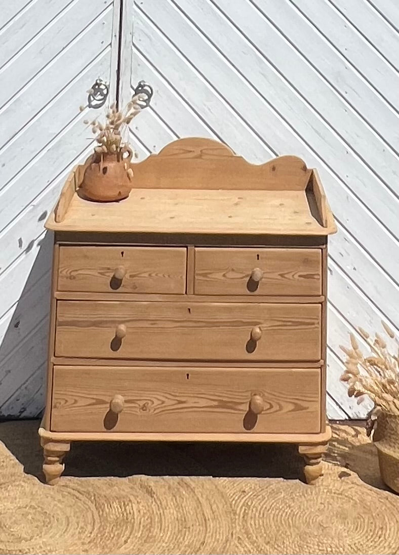 Commode anglaise ancienne en bois massif brut