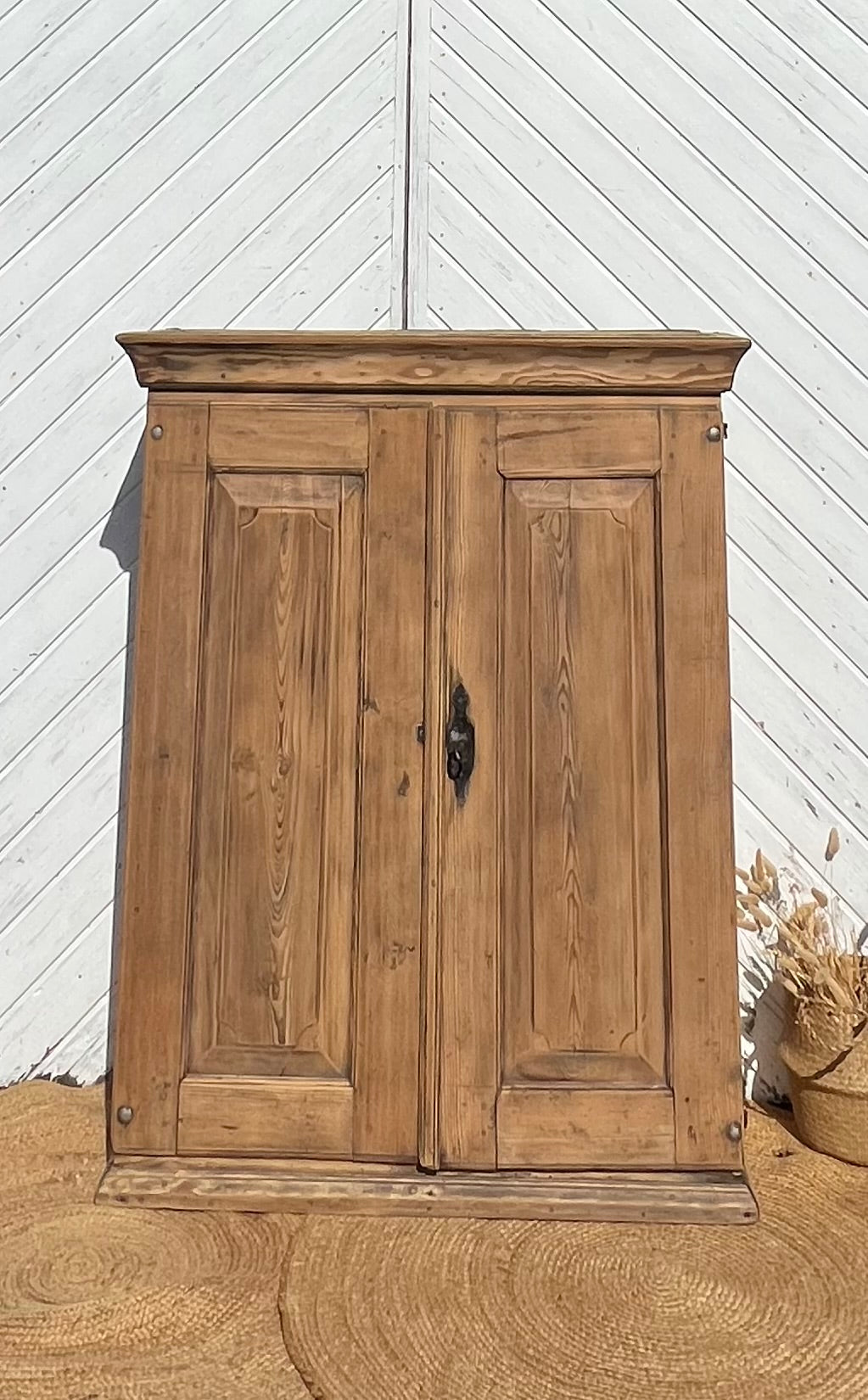 Petite armoire ancienne esprit campagne chic en bois massif brut