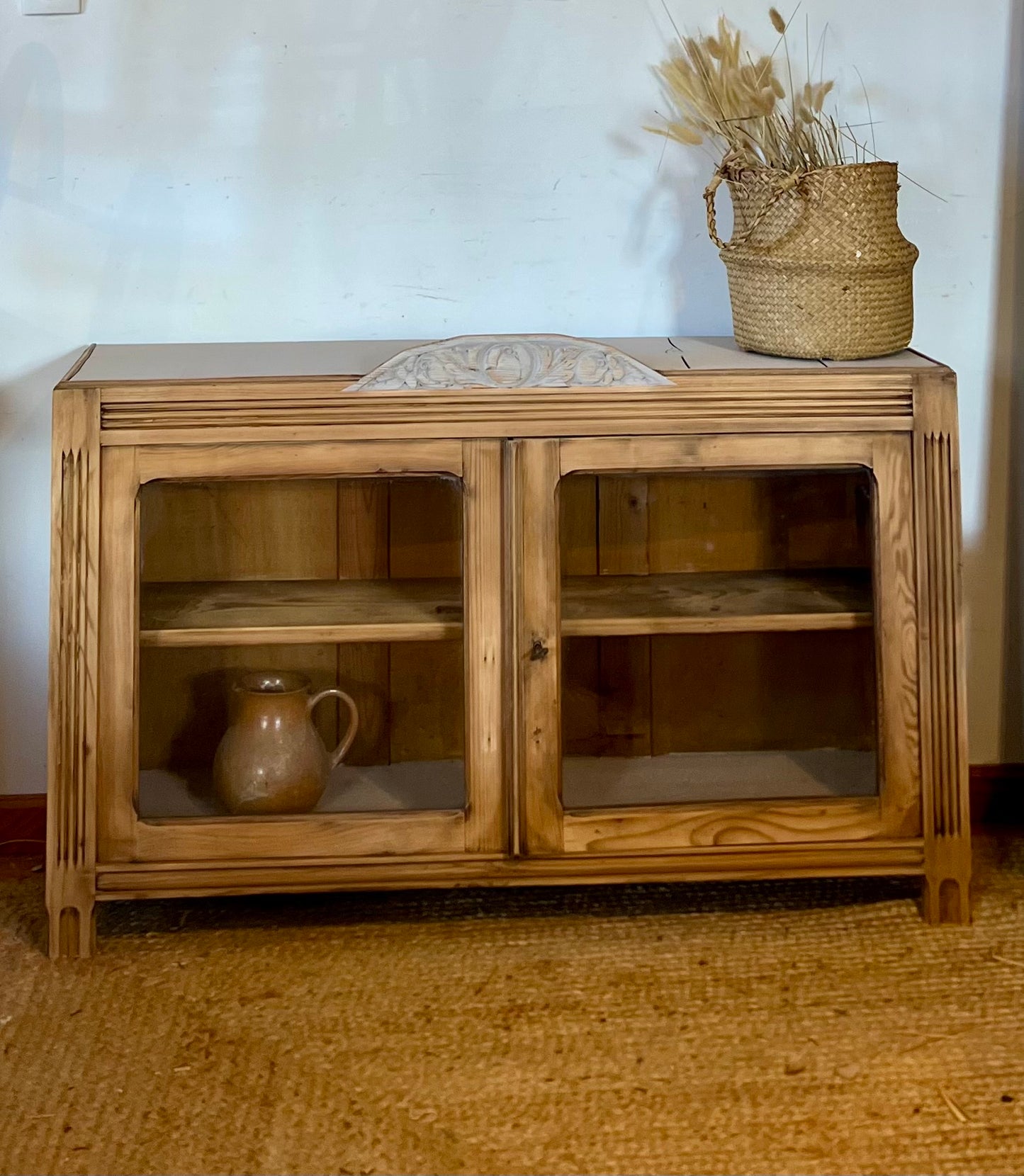 Buffet bas vitré ancien en bois massif brut et patine lin : meuble tv, d’entrée , vaisselier , bibliothèque…