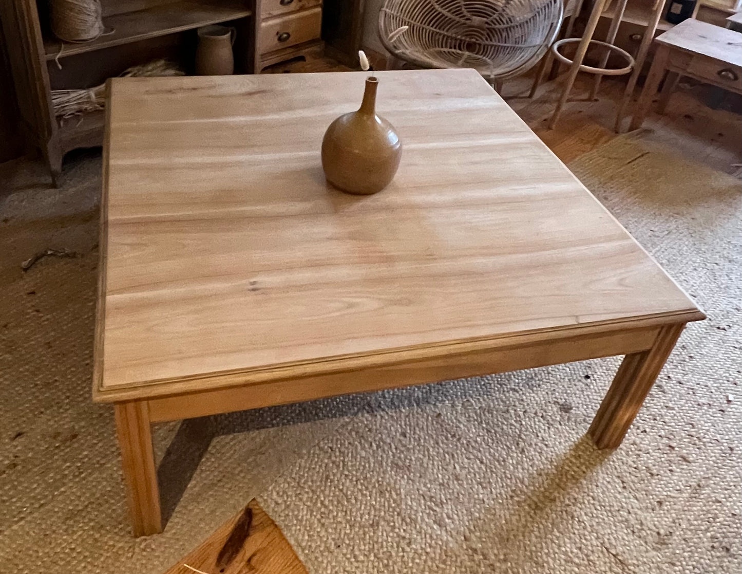 Grande table basse carrée ancienne en bois massif brut