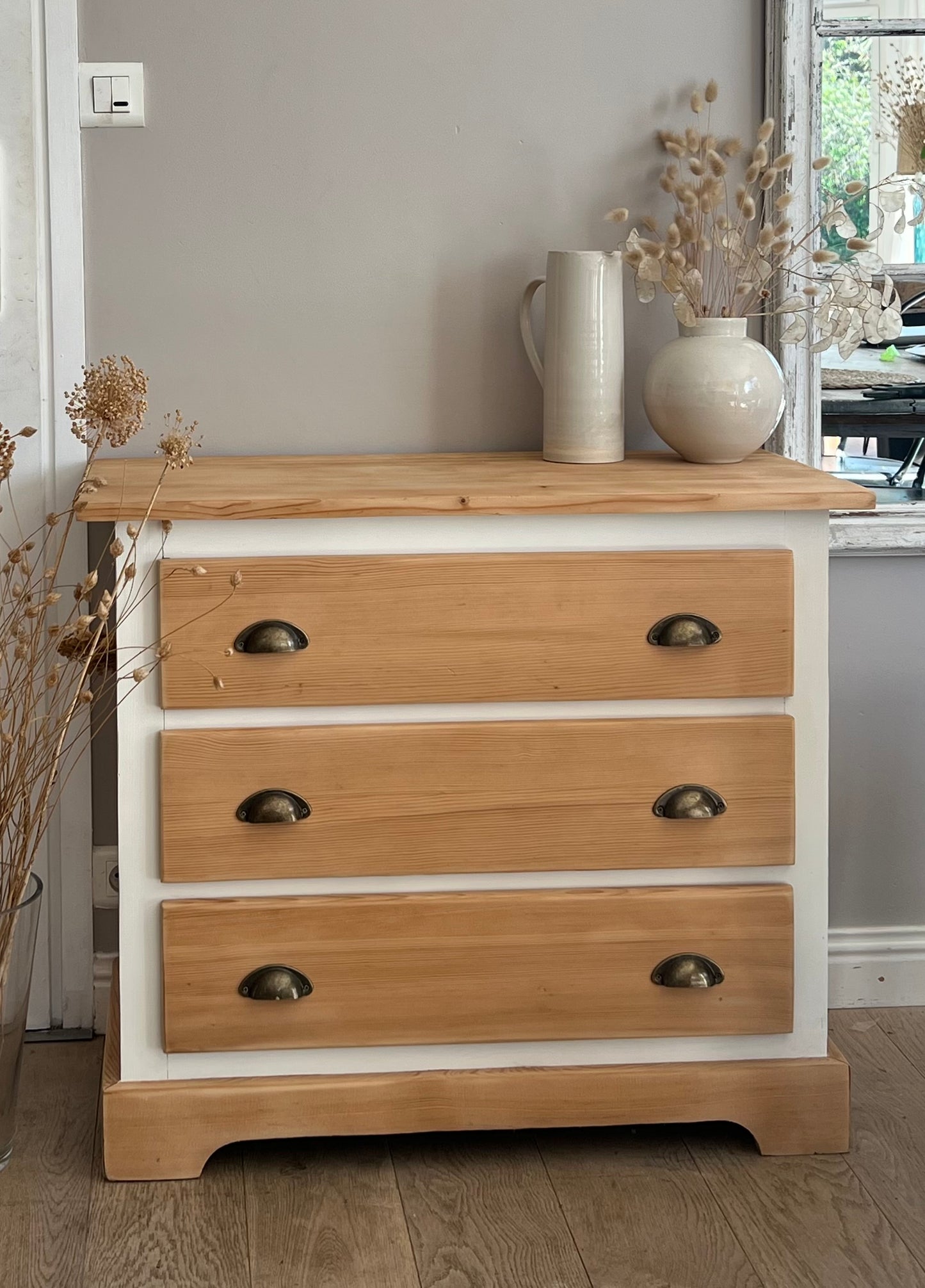 Commode rénovée en bois brut et patiné blanche