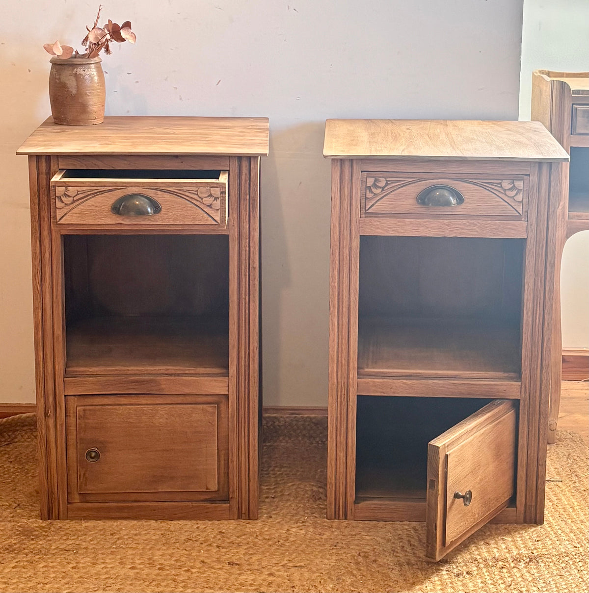 Paire de chevets anciens / tables de nuit en bois massif brut