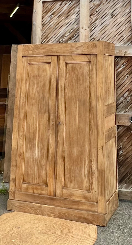 Armoire ancienne en bois massif brut esprit campagne chic