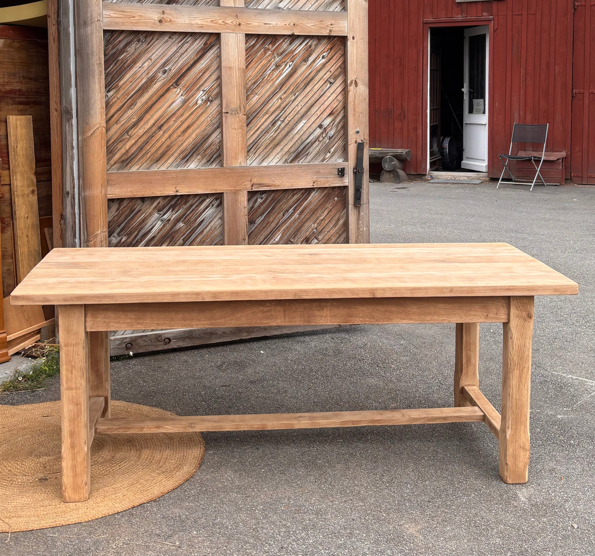 Grande table de ferme ancienne rénovée en chêne massif brut