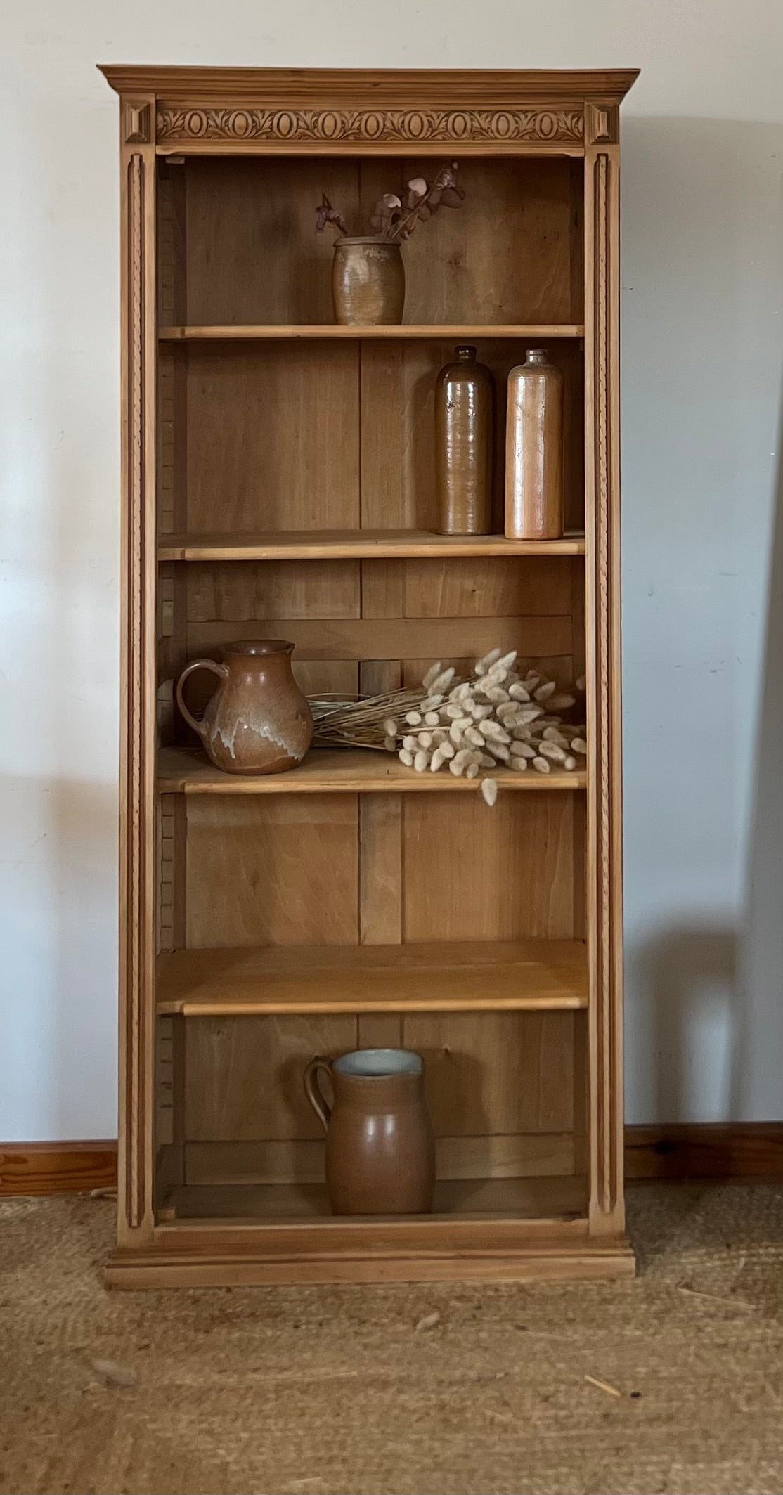 Petite bibliothèque parisienne ancienne en bois brut
