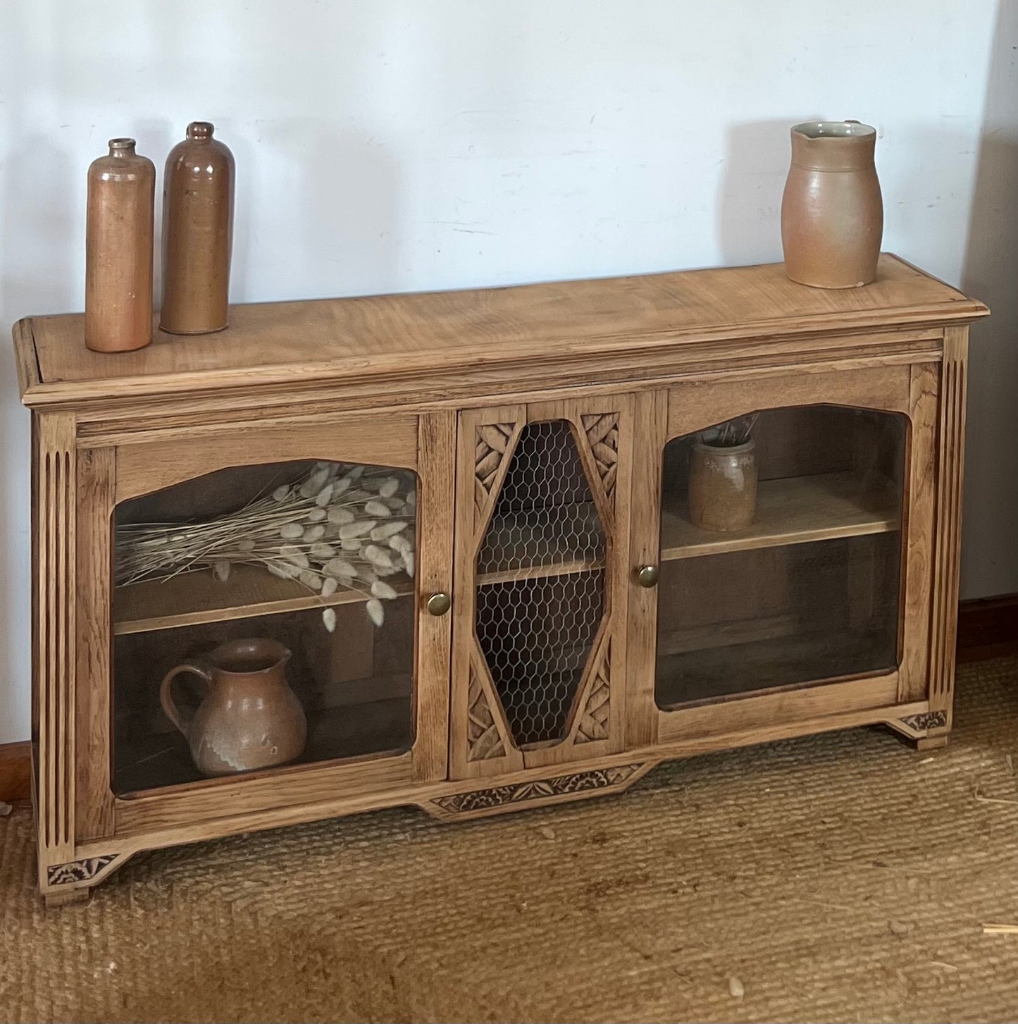 Buffet bas vitré ancien : meuble tv , meuble d’entrée …en bois brut