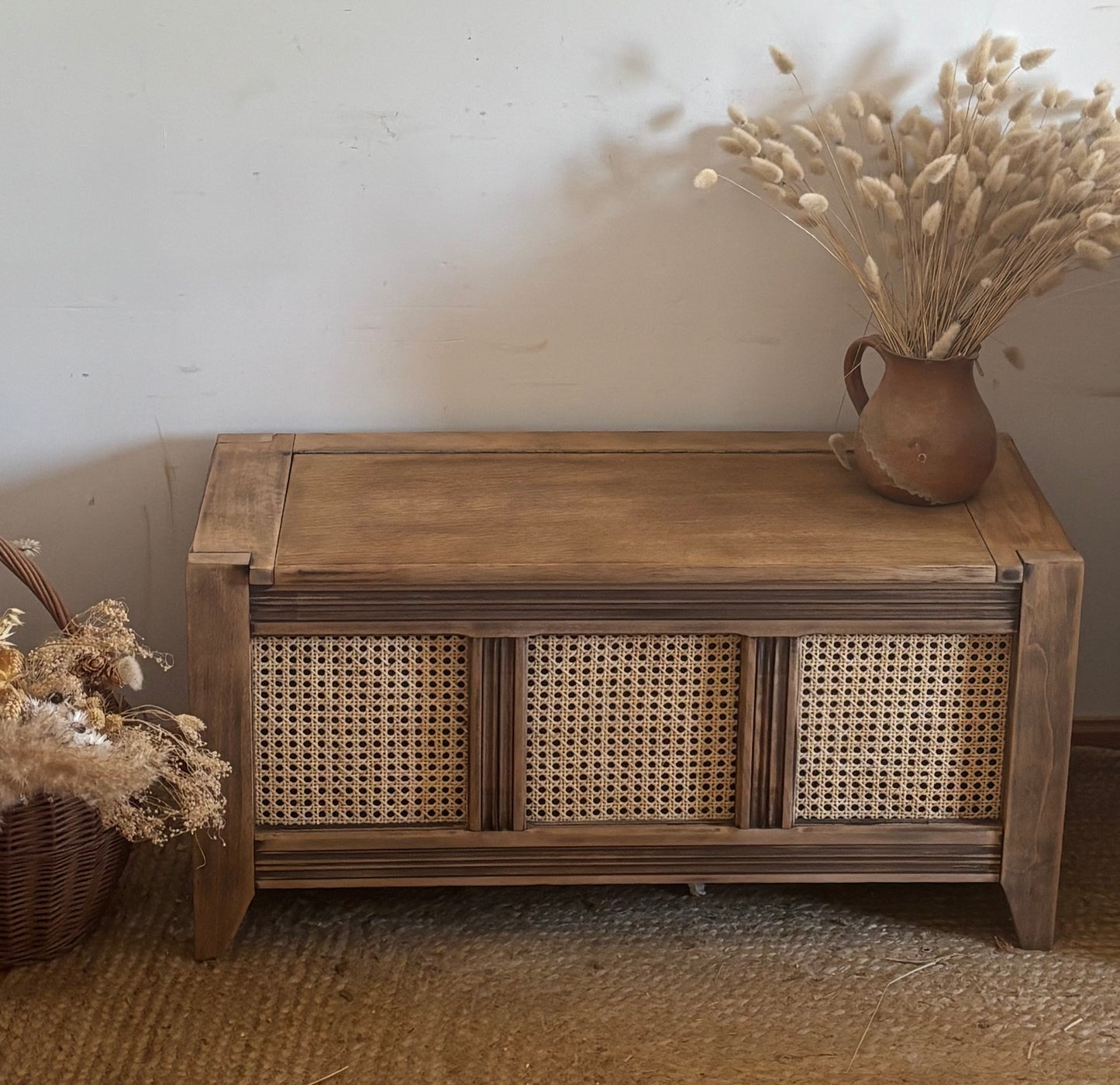 Banc coffre ancien en bois brut et cannage