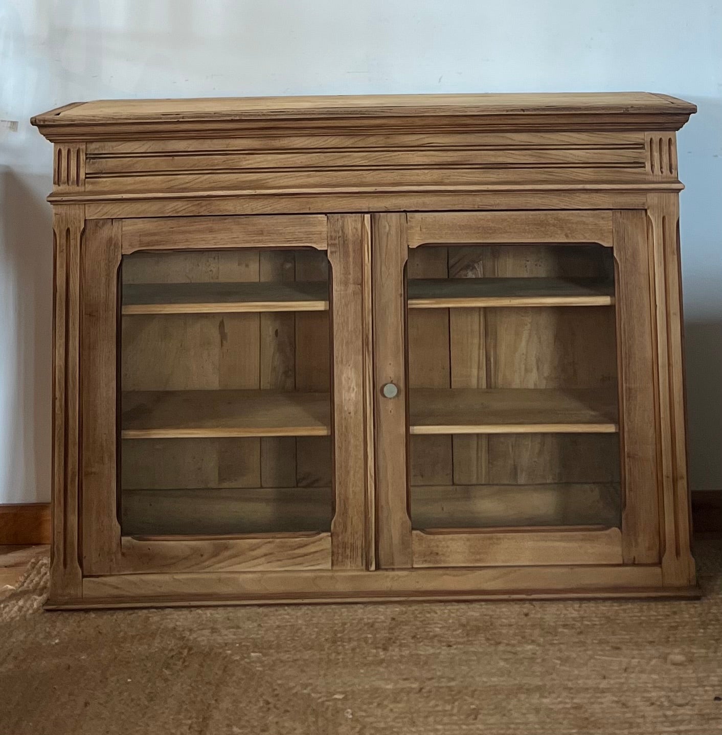 Buffet parisien vitré ancien  en bois massif brut : vaisselier , bibliothèque, meuble d’entrée …