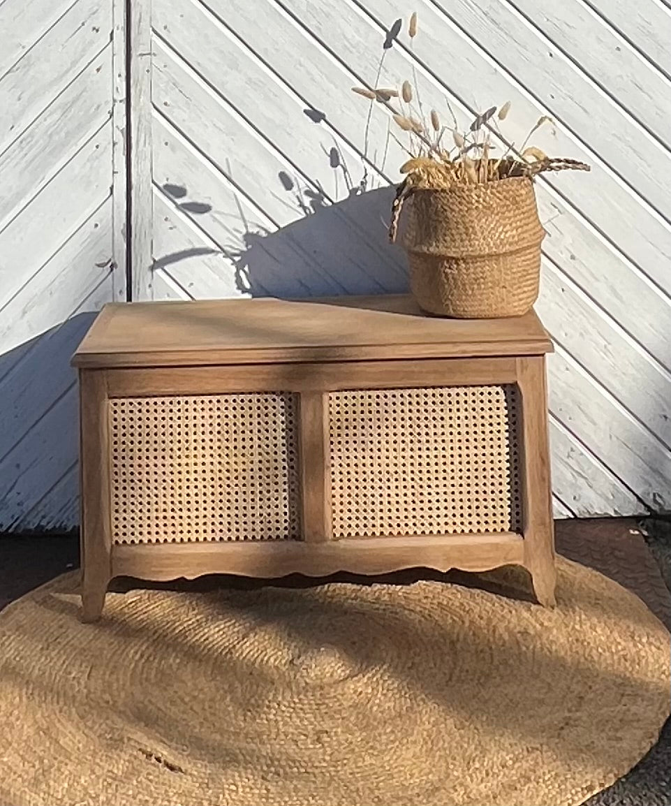 Coffre ancien en chêne brut et cannage