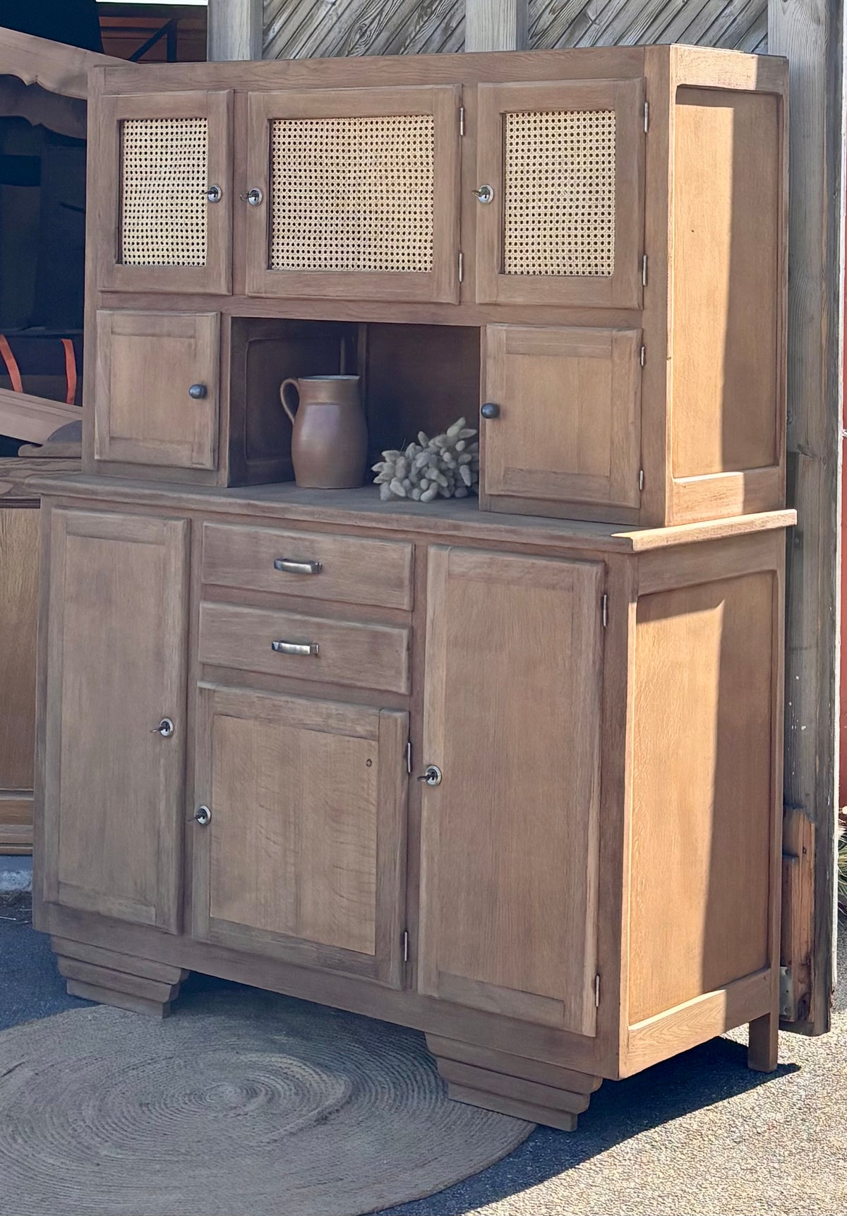 Grand buffet 2 corps ancien / vaisselier en chêne brut et cannage