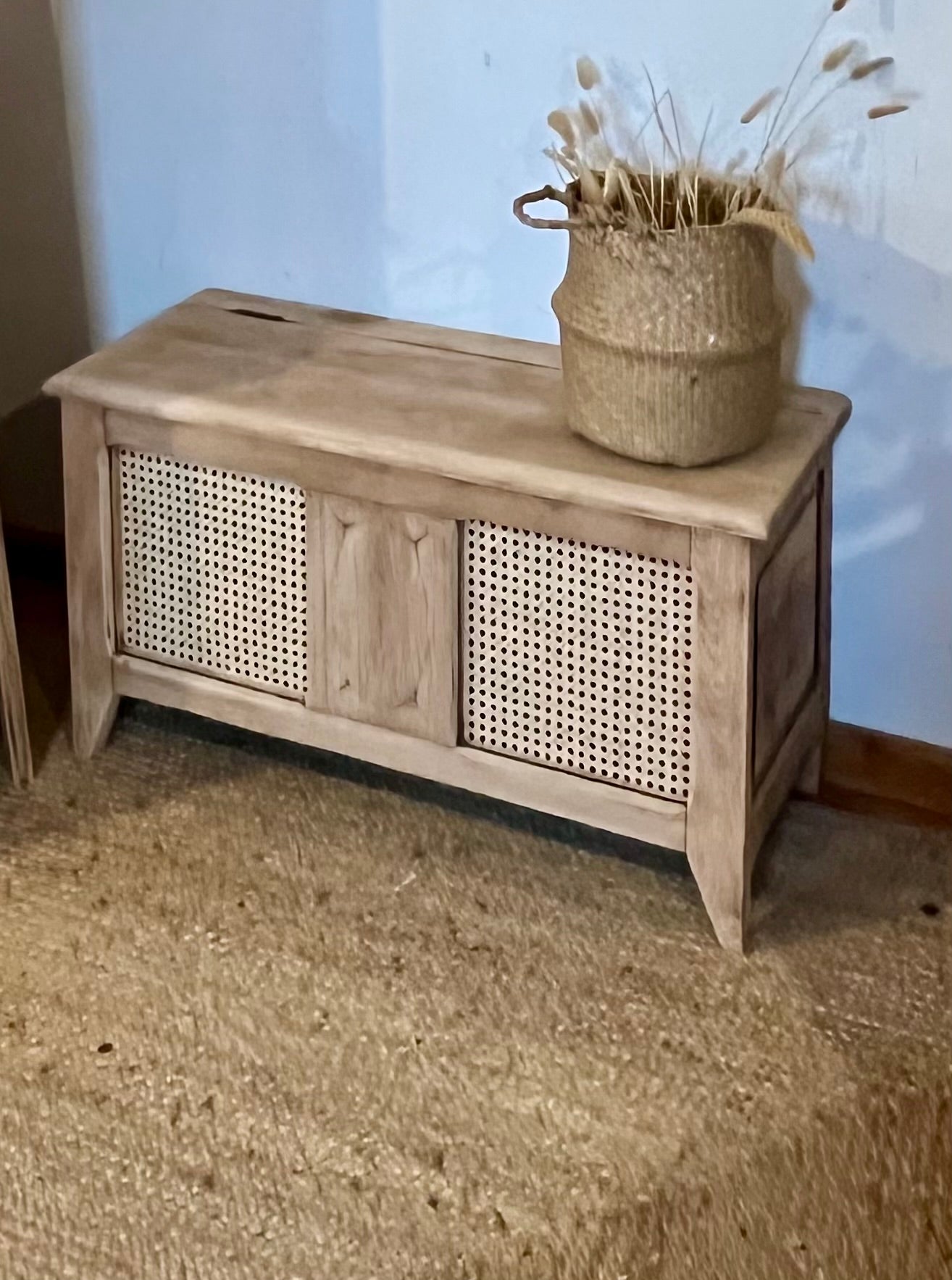 Coffre ancien en chêne massif brut et cannage - pieds compas