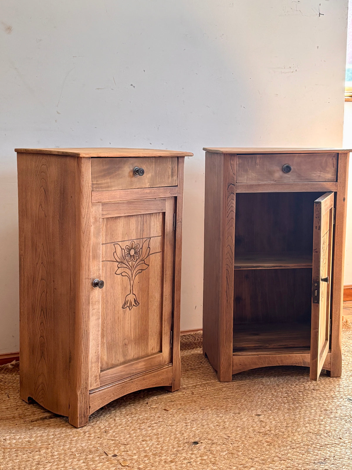 Paire de chevets anciens / tables de nuit en bois massif brut