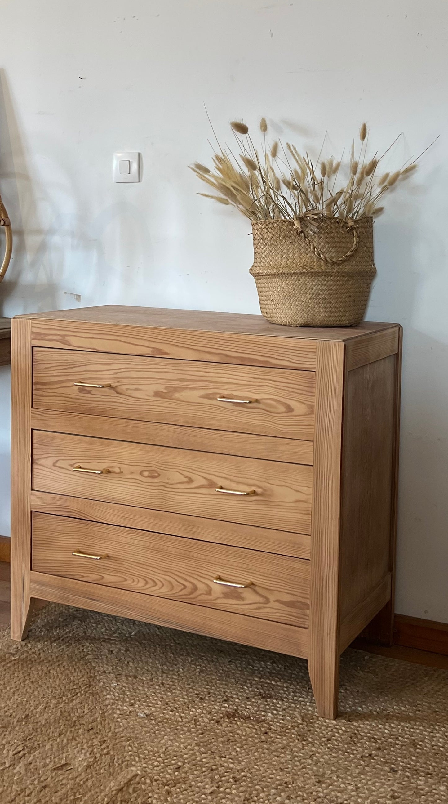 Commode vintage ancienne en bois brut pieds compas