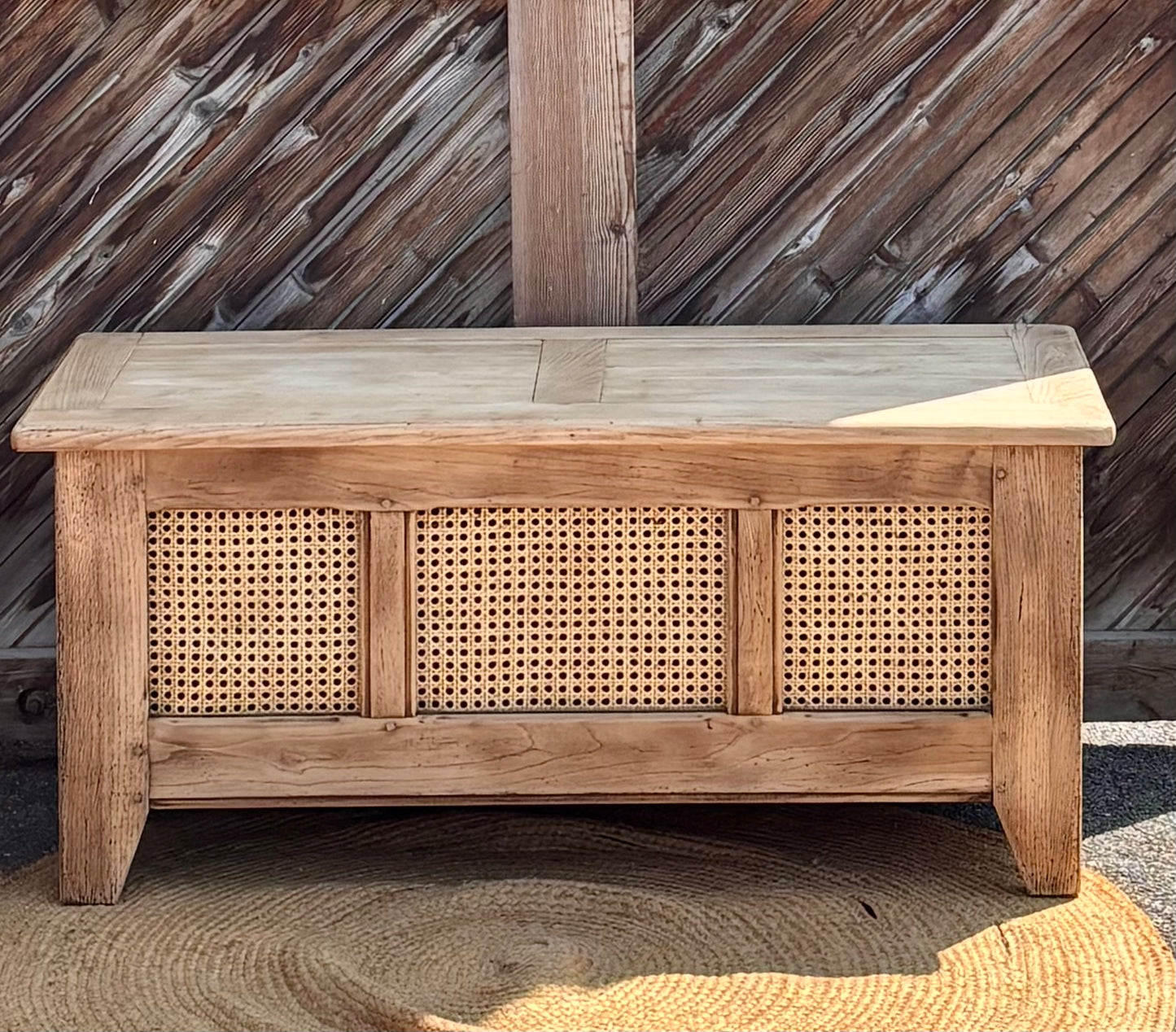 Banc coffre ancien en chêne massif brut et cannage naturel