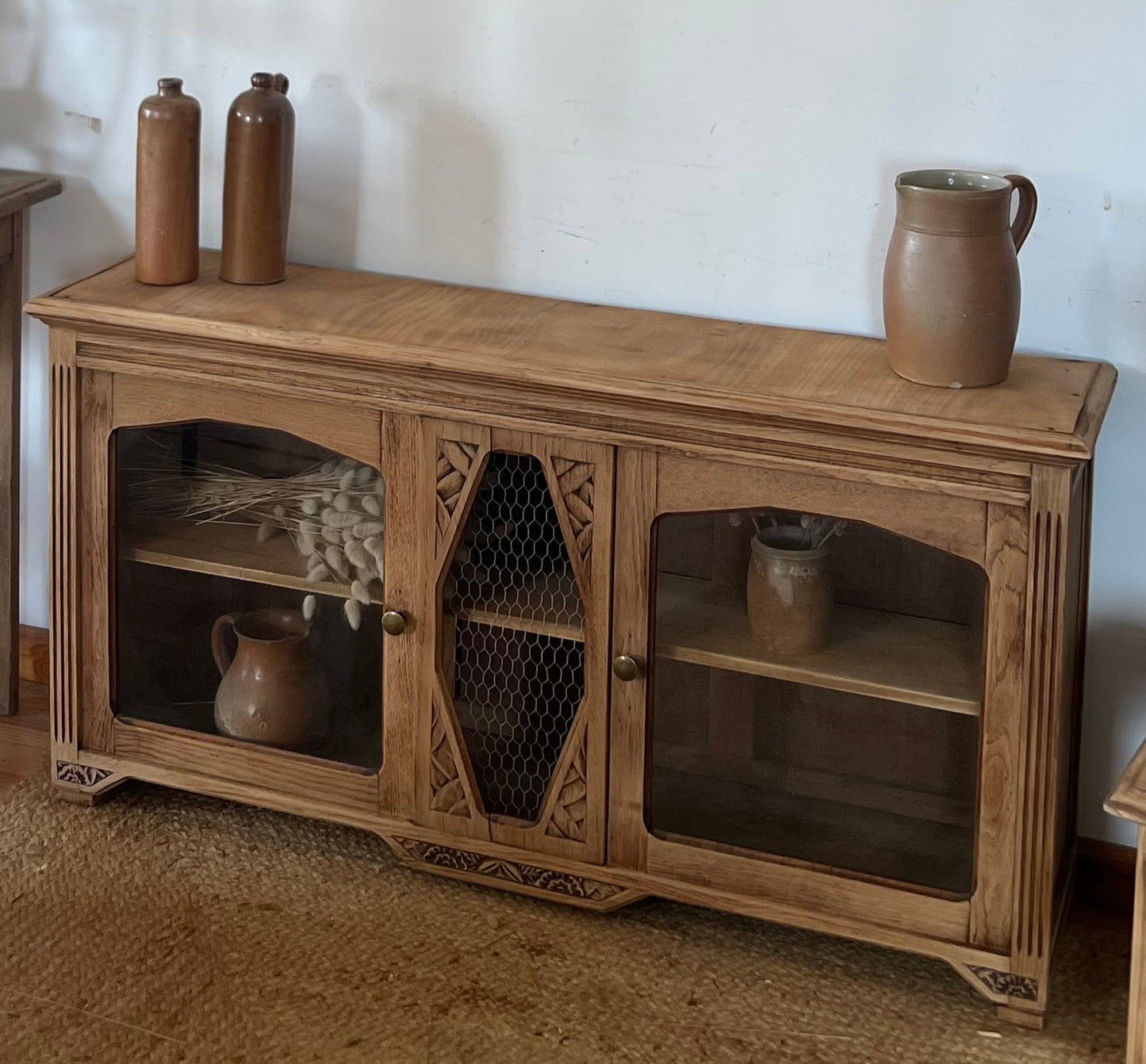 Buffet bas vitré ancien : meuble tv , meuble d’entrée …en bois brut