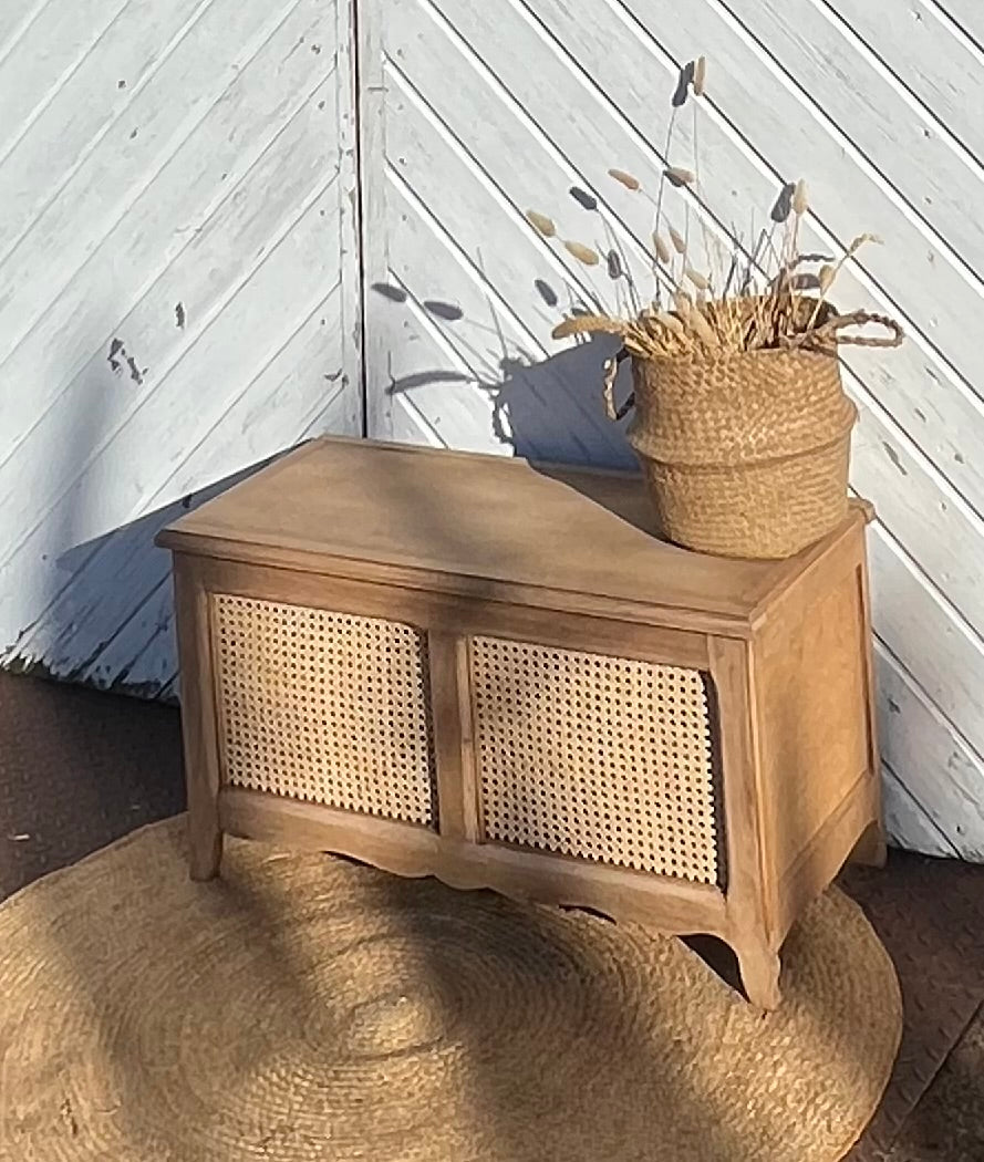 Coffre ancien en chêne brut et cannage