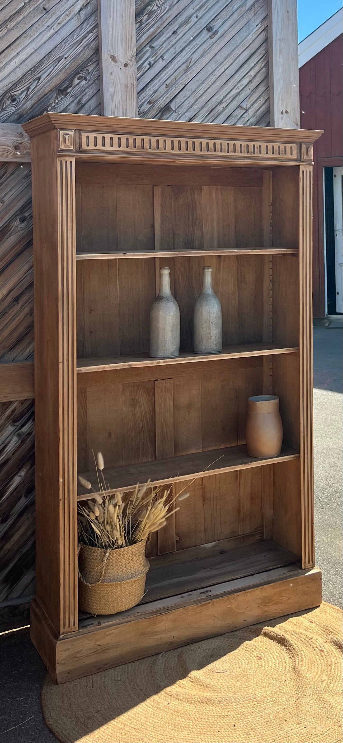 Bibliothèque ancienne en bois brut