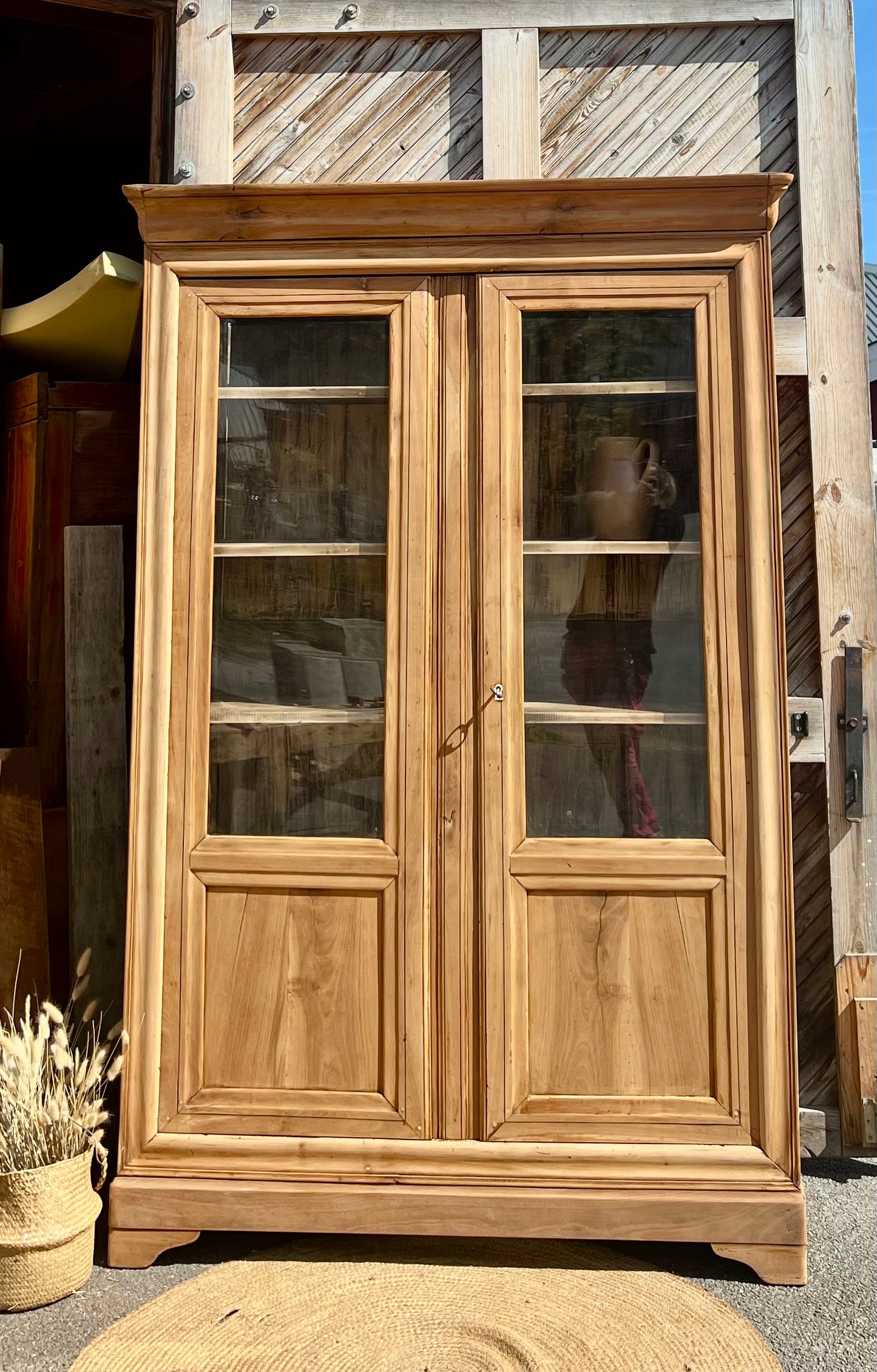 Armoire parisienne ancienne en bois massif brut : vaisselier bibliothèque