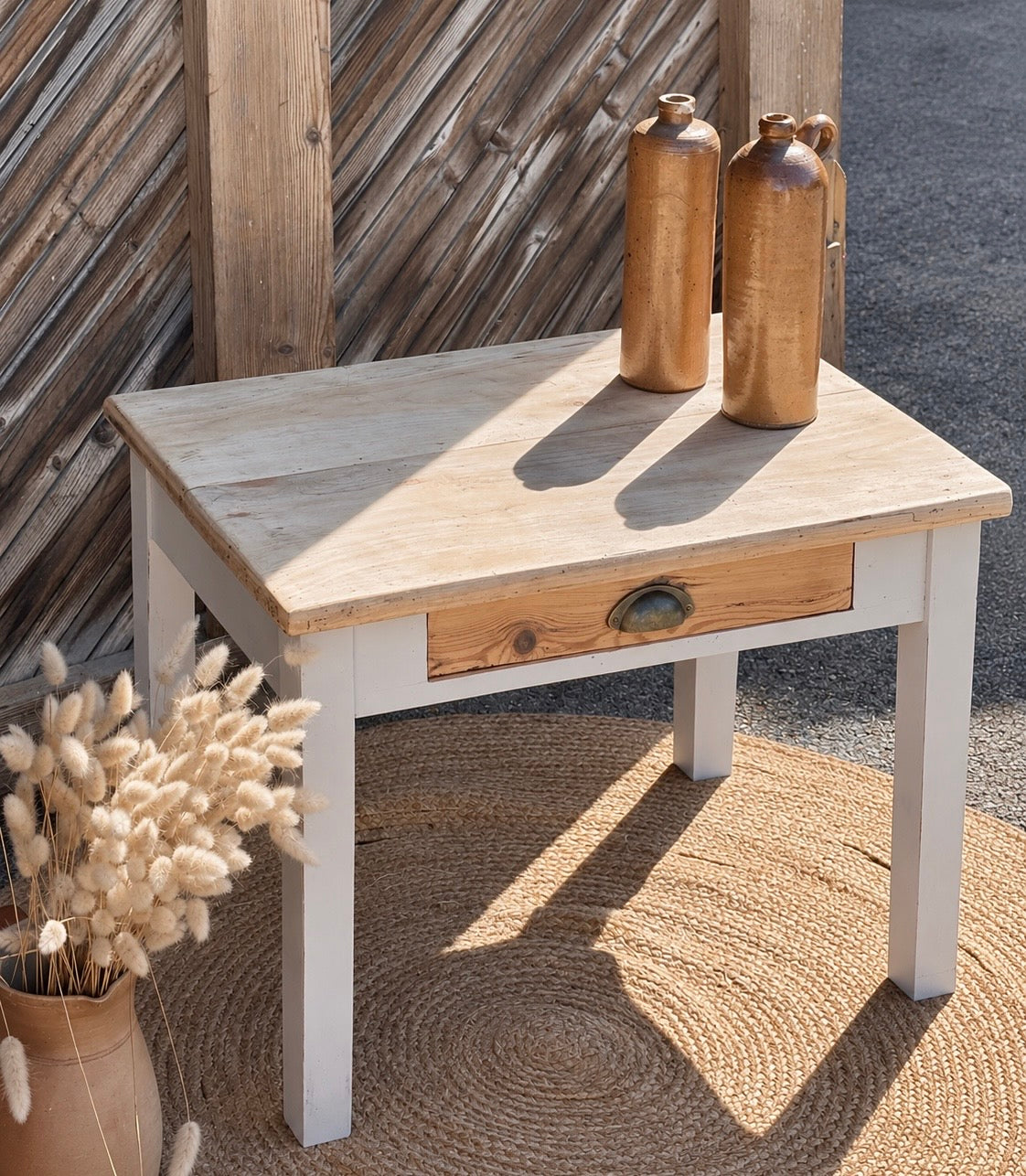 Petite table basse de ferme ancienne 1 tiroir bois massif brut et patine lin