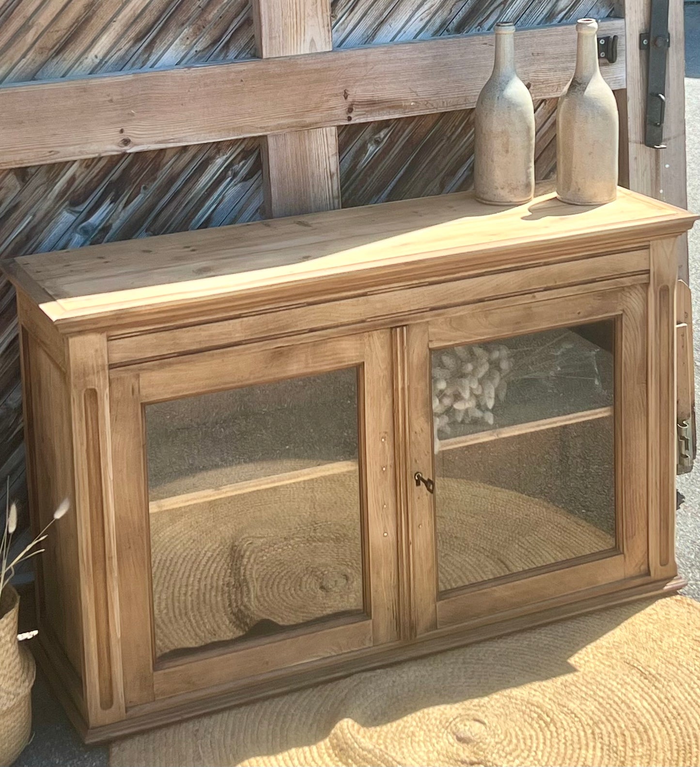 Buffet vitré étroit ancien en bois massif brut
