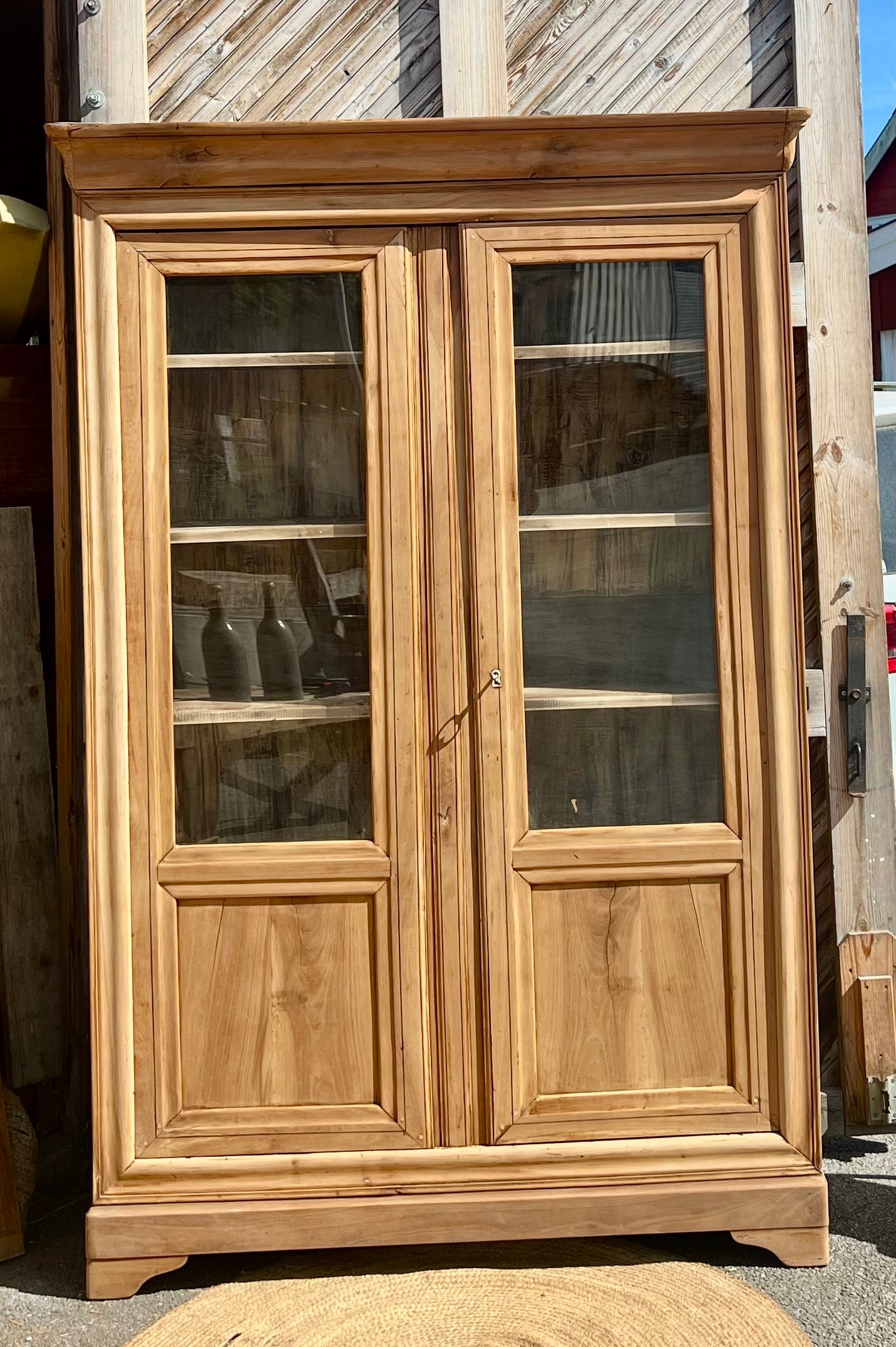 Armoire parisienne ancienne en bois massif brut : vaisselier bibliothèque