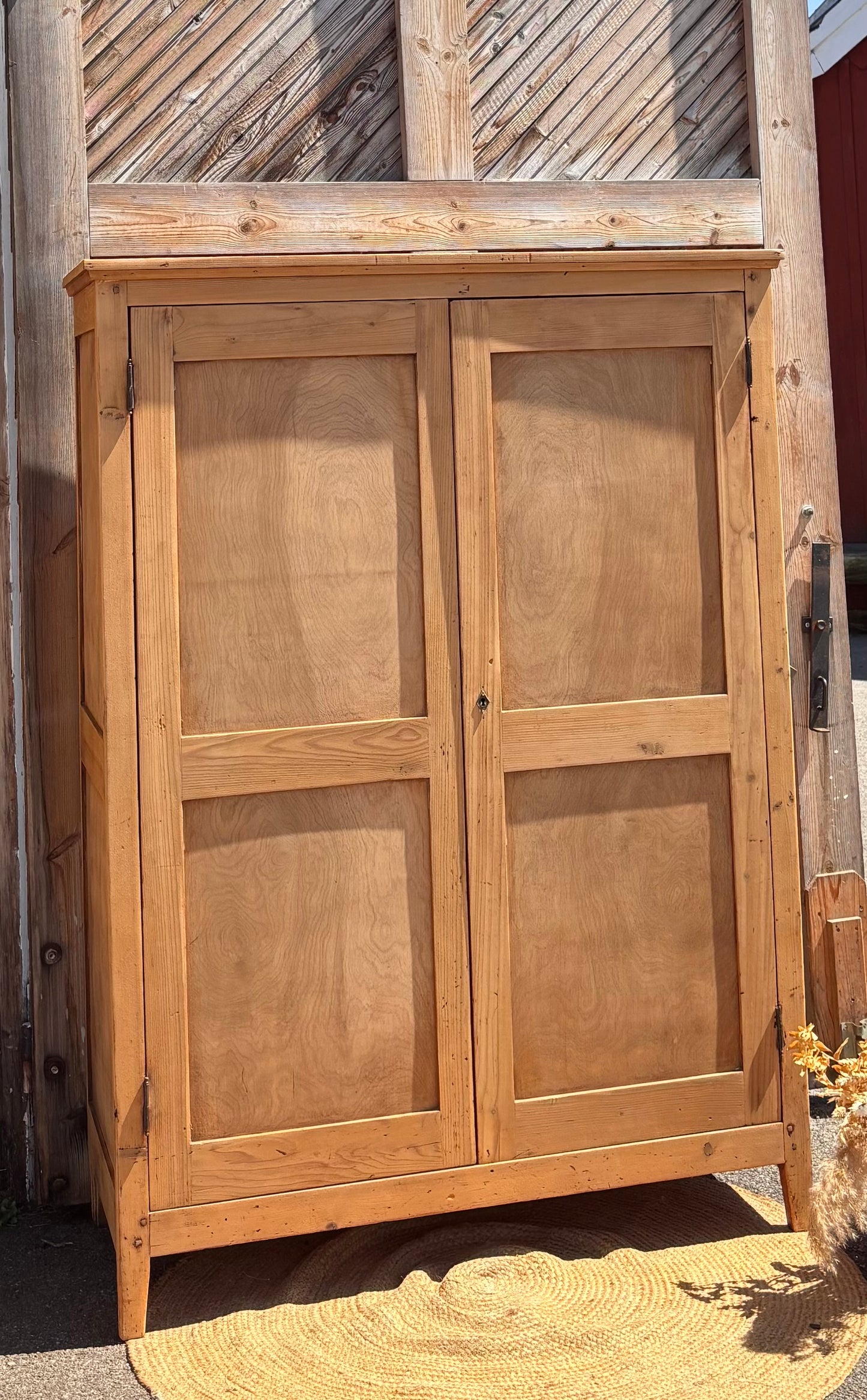 Petite armoire ancienne en bois brut: penderie + étagères