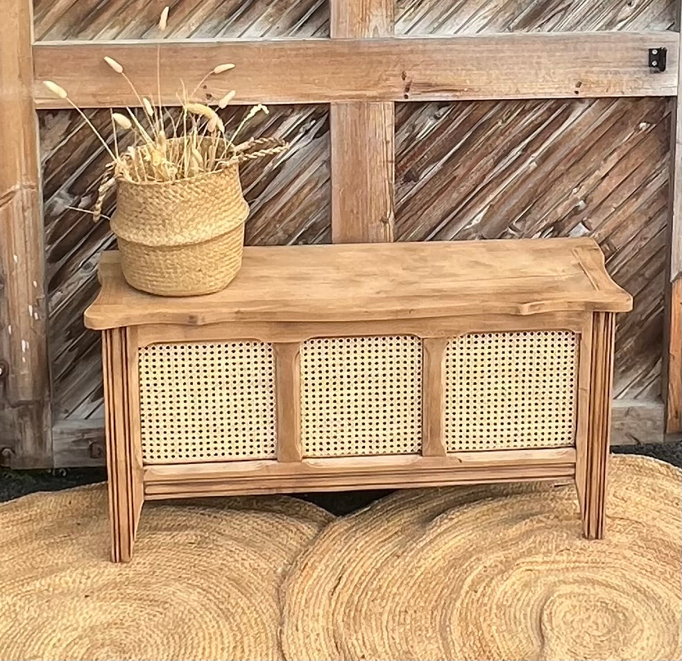 Coffre ancien en chêne massif brut et cannage