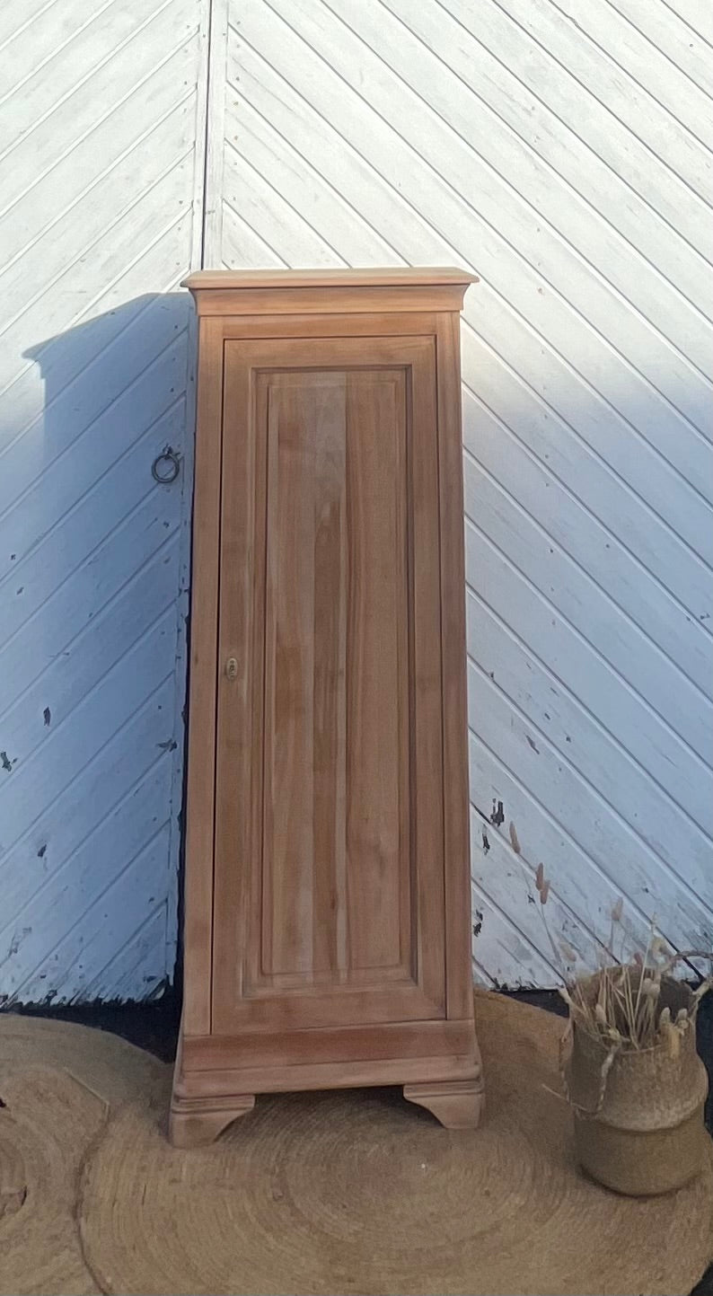Armoire bonnetière ancienne format parisienne en bois massif brut