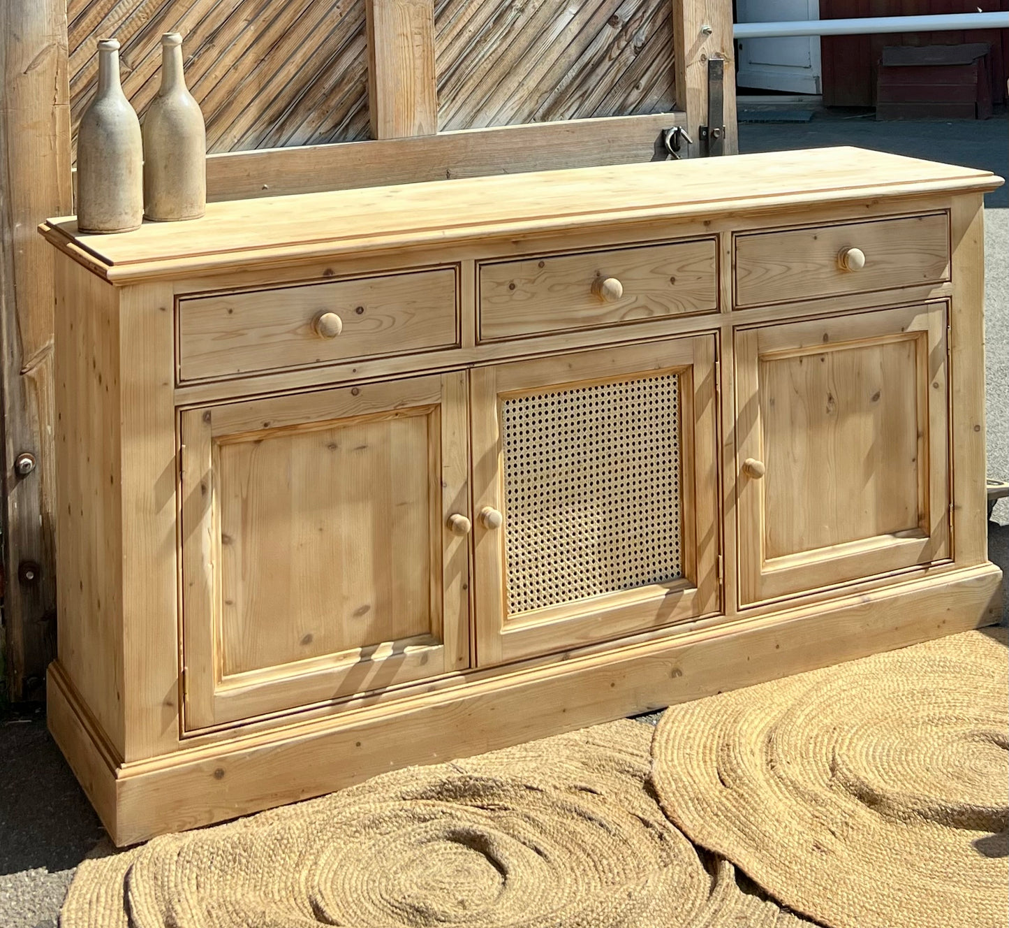 Enfilade rénovée / buffet en bois massif brut et cannage