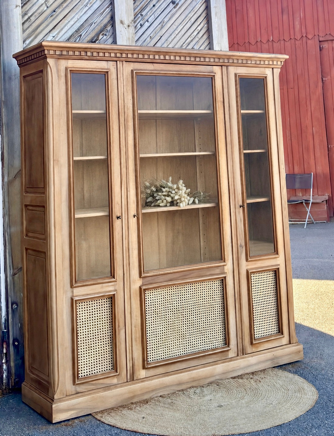 Armoire ancienne : vaisselier bibliothèque en bois massif brut et cannage