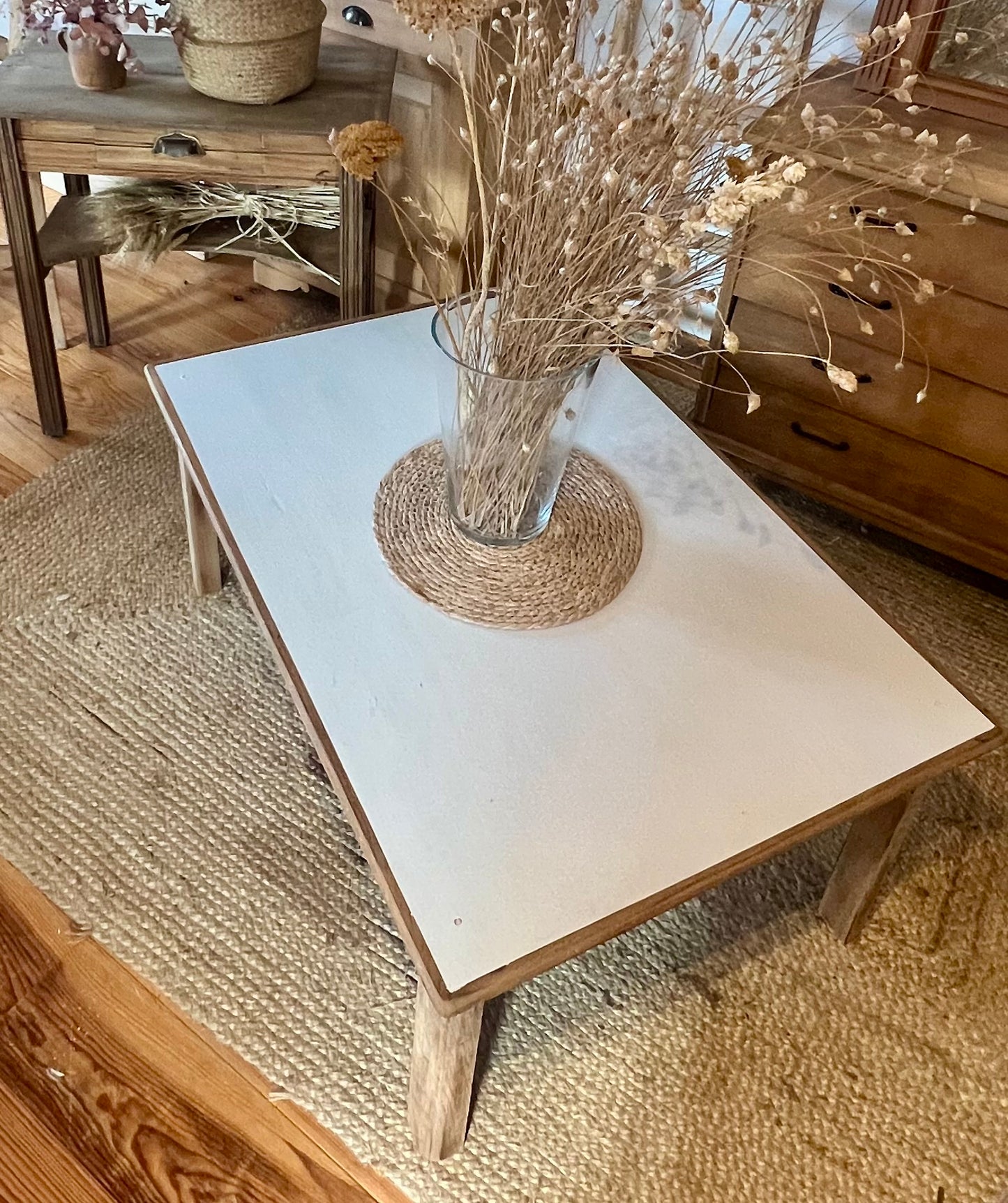 Table basse ancienne en chêne brut et lin