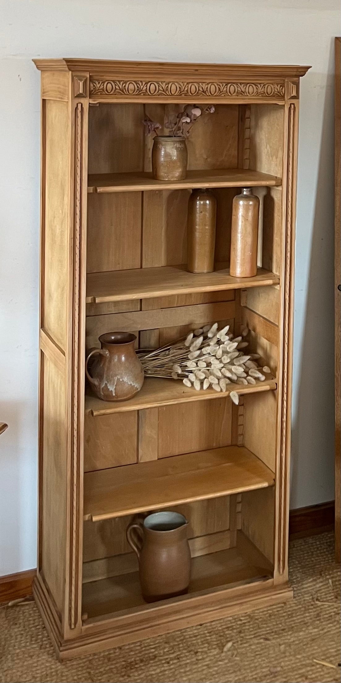 Petite bibliothèque parisienne ancienne en bois brut