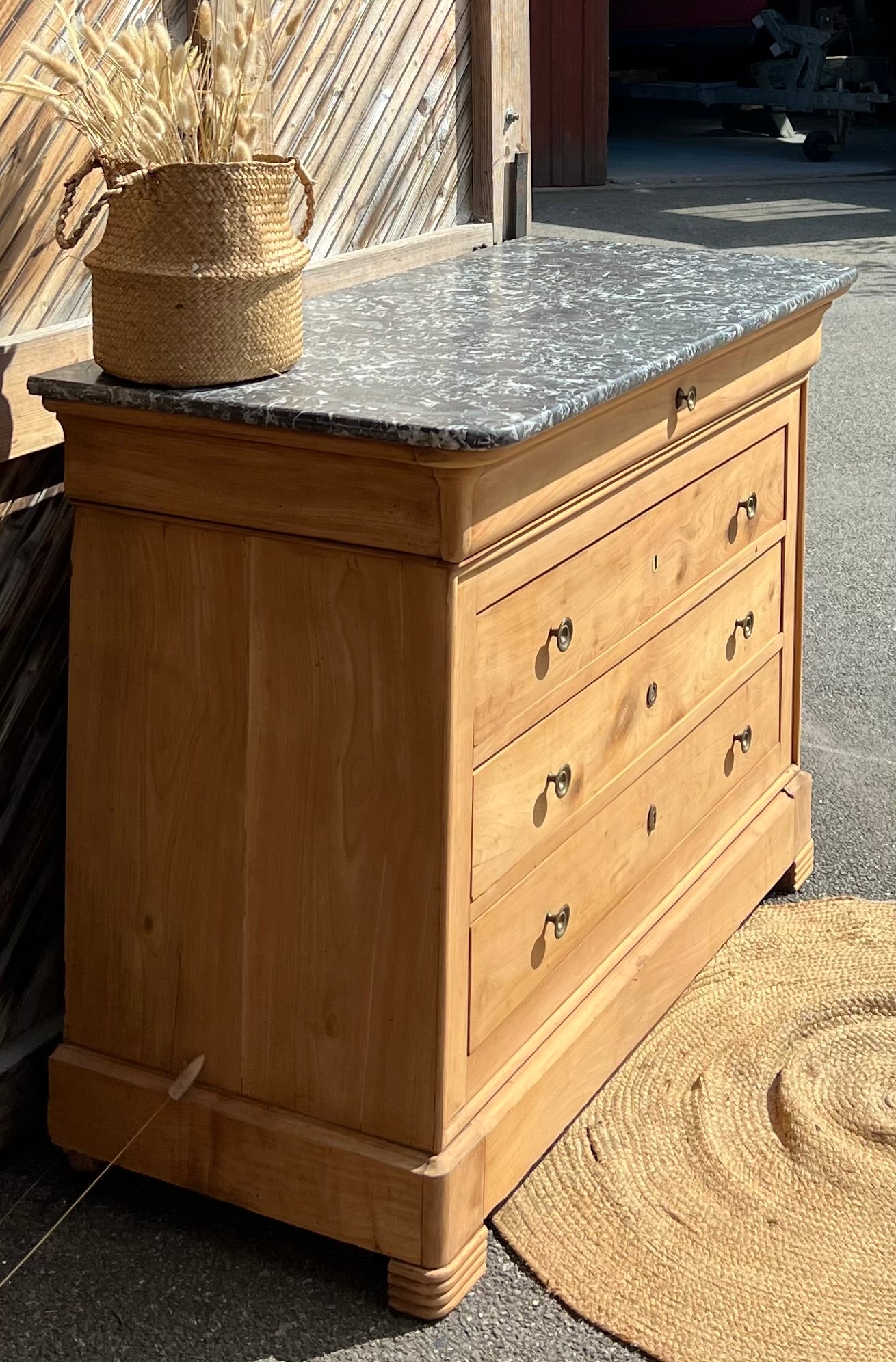 Commode ancienne en bois massif brut et marbre