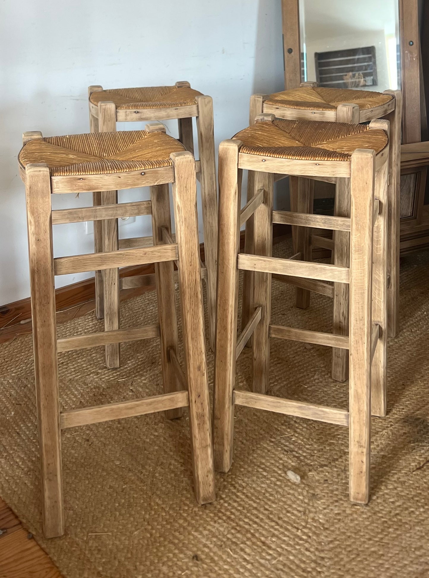 4 tabourets de bar anciens en chêne massif brut et assise paillée - vendu par lot de 2 ou 4