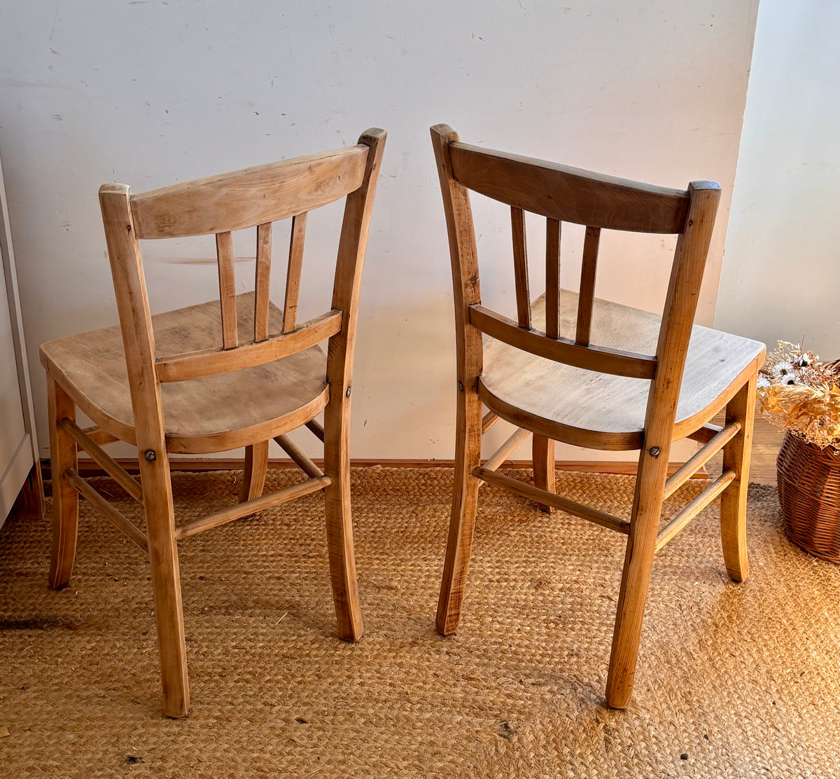 Lot de 2 chaises bistrot anciennes en bois brut