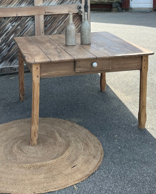Grande table de ferme carrée ancienne en chêne massif brut