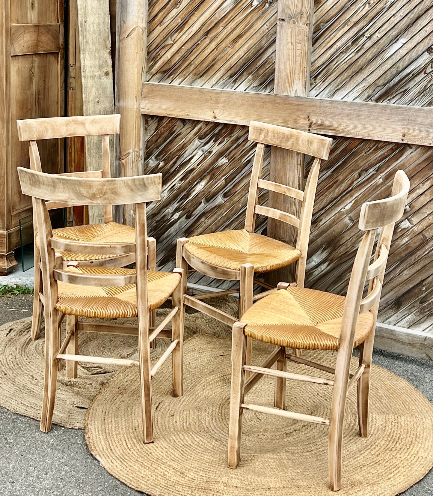 8 chaises anciennes en bois massif brut et assise paillée - vendu par 4 ou 8