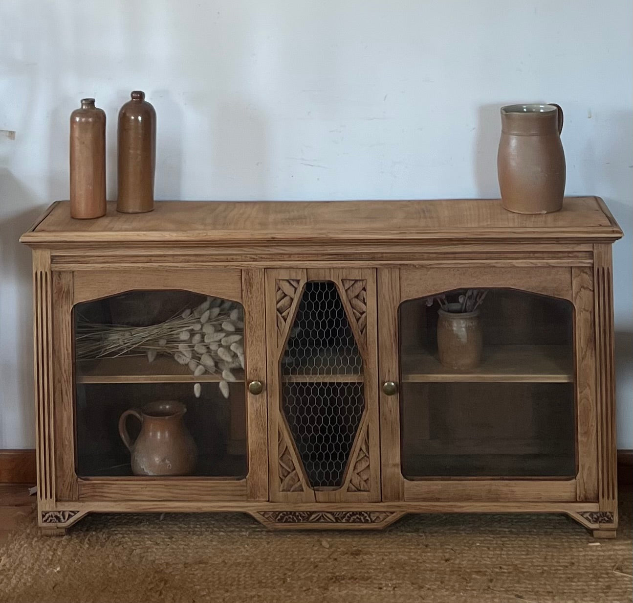 Buffet bas vitré ancien : meuble tv , meuble d’entrée …en bois brut