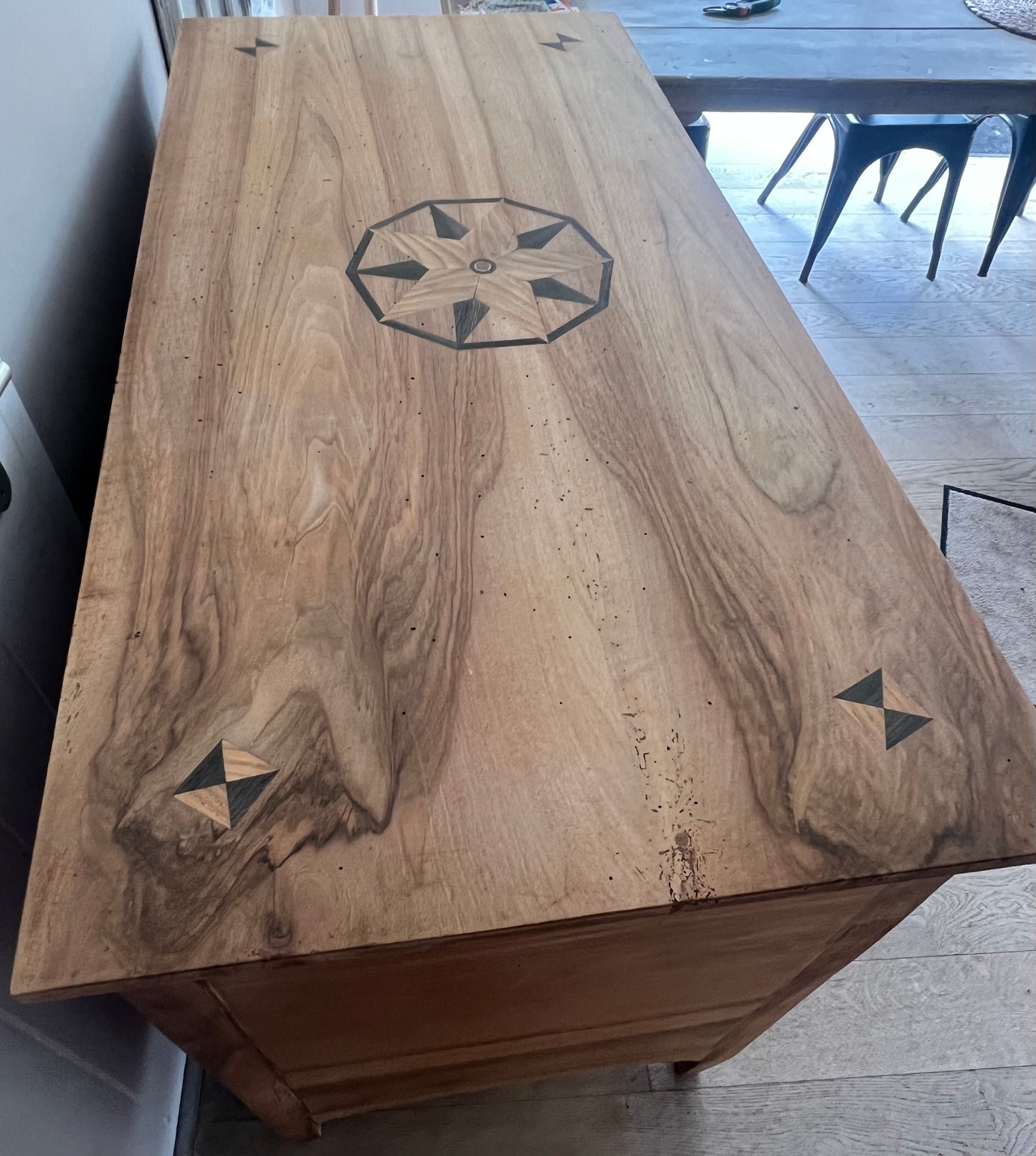 Grande commode ancienne marquetée en bois massif brut