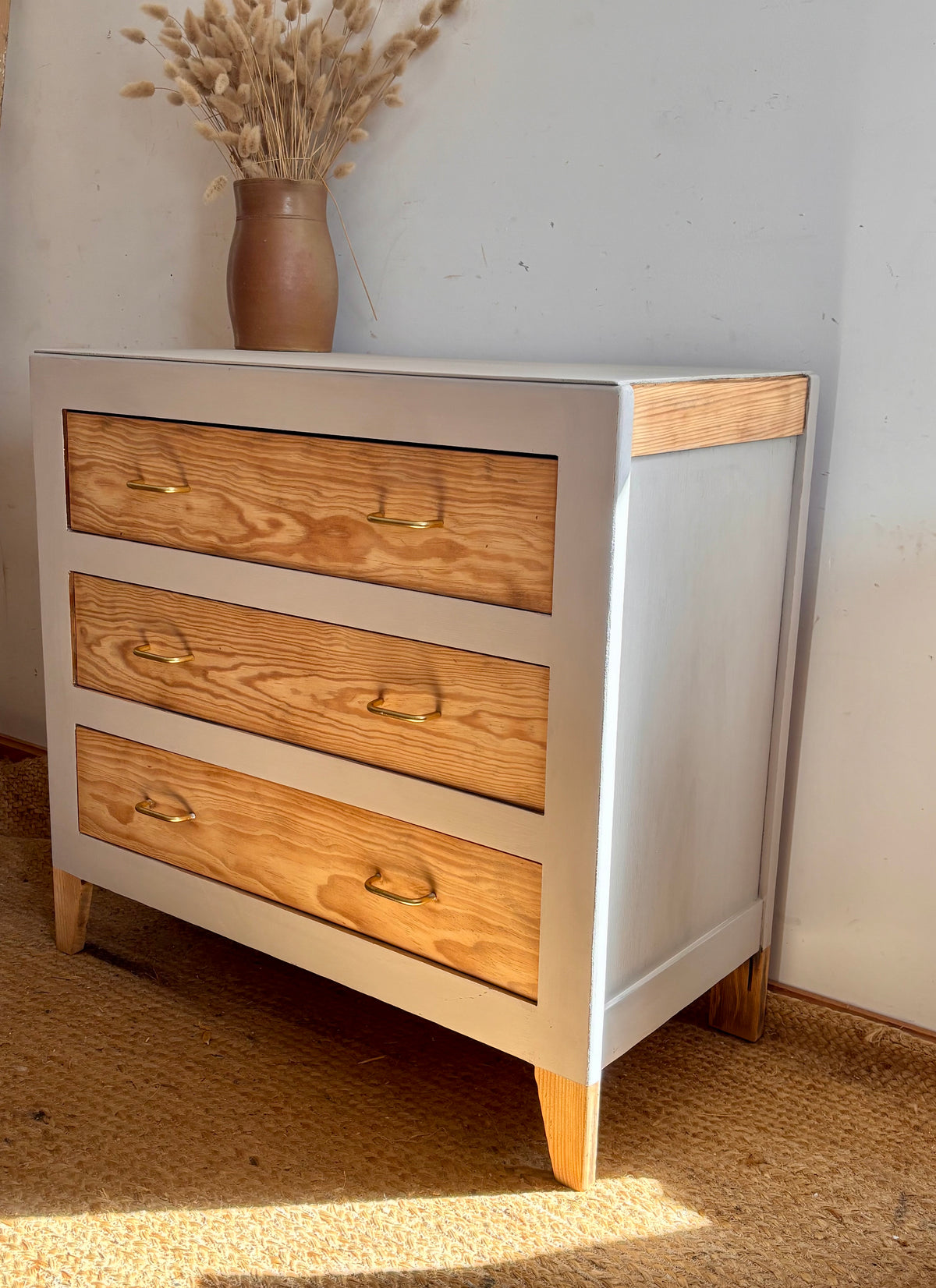 Commode vintage ancienne rénovée en bois brut et patine lin