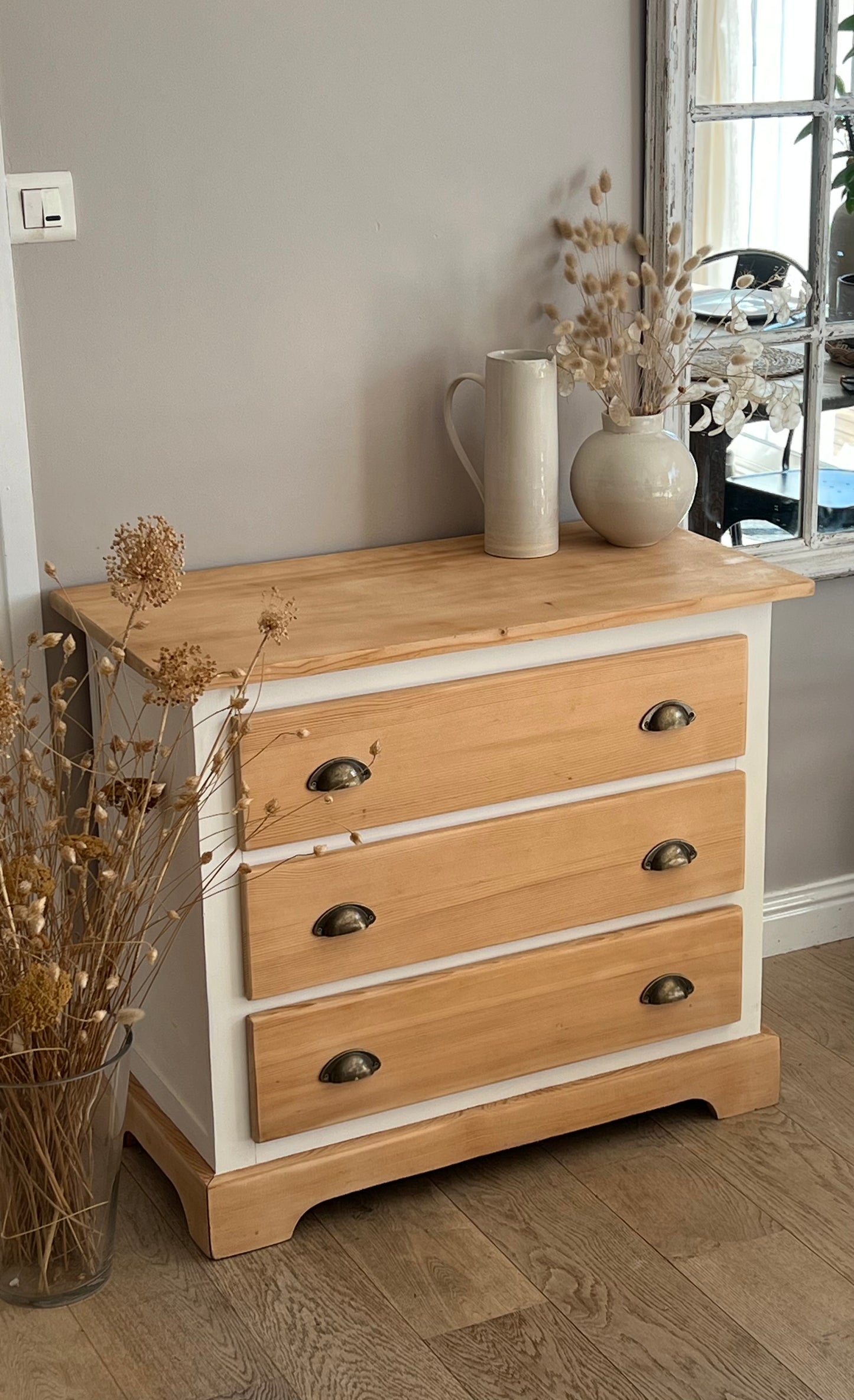 Commode rénovée en bois brut et patiné blanche