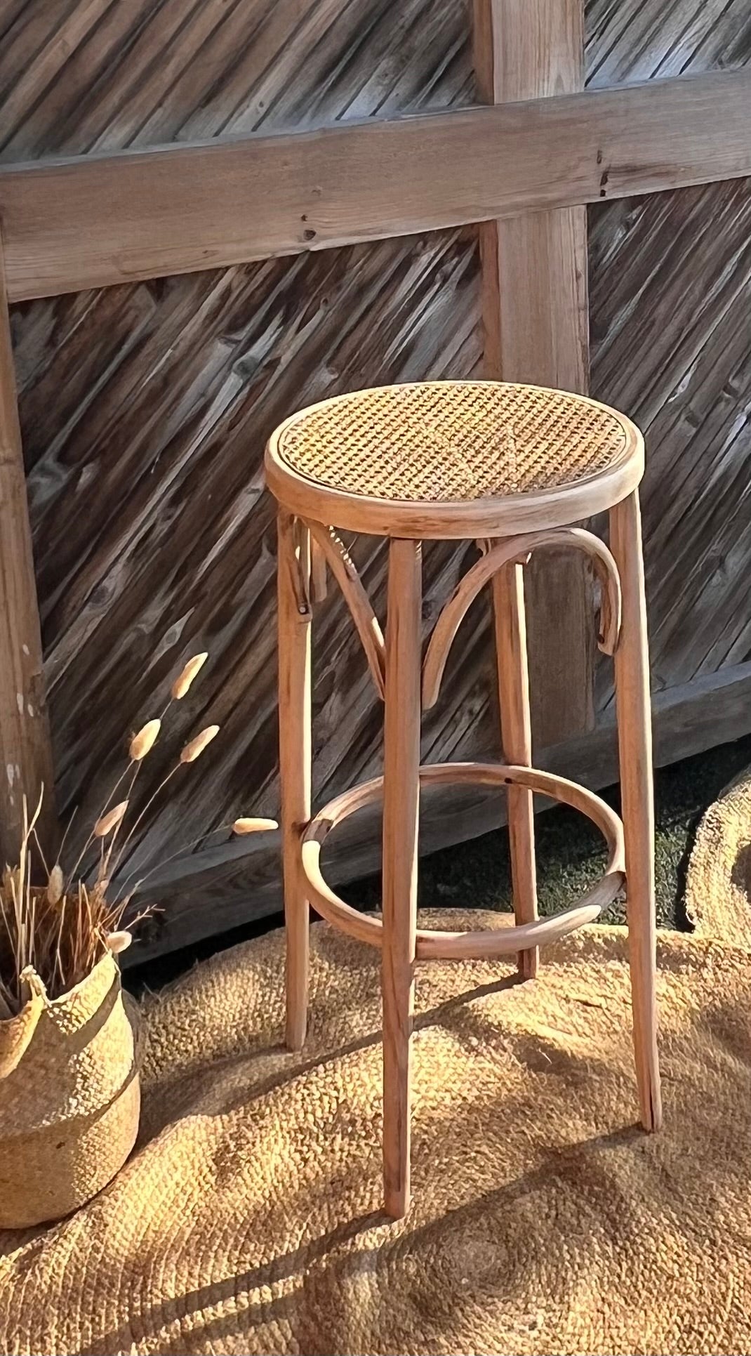 Tabouret haut / tabouret de bar en bois massif brut et cannage