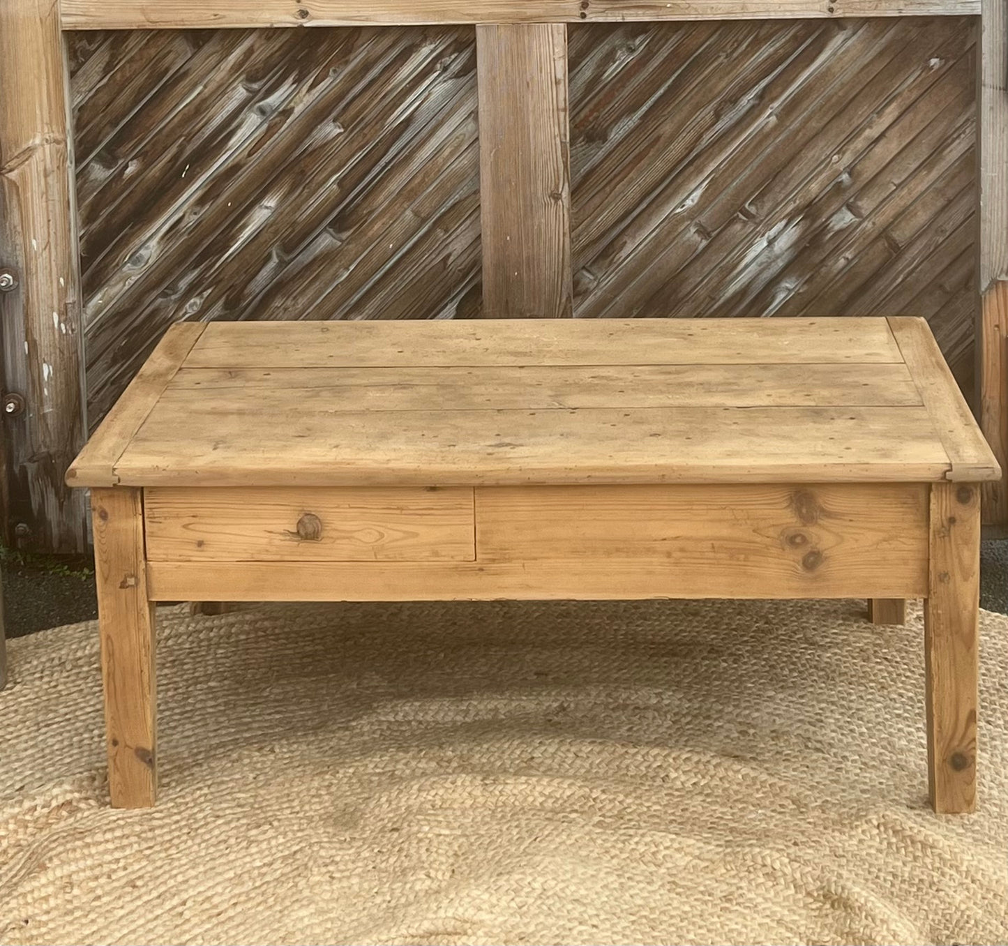 Table basse de ferme ancienne 1 tiroir en bois massif brut