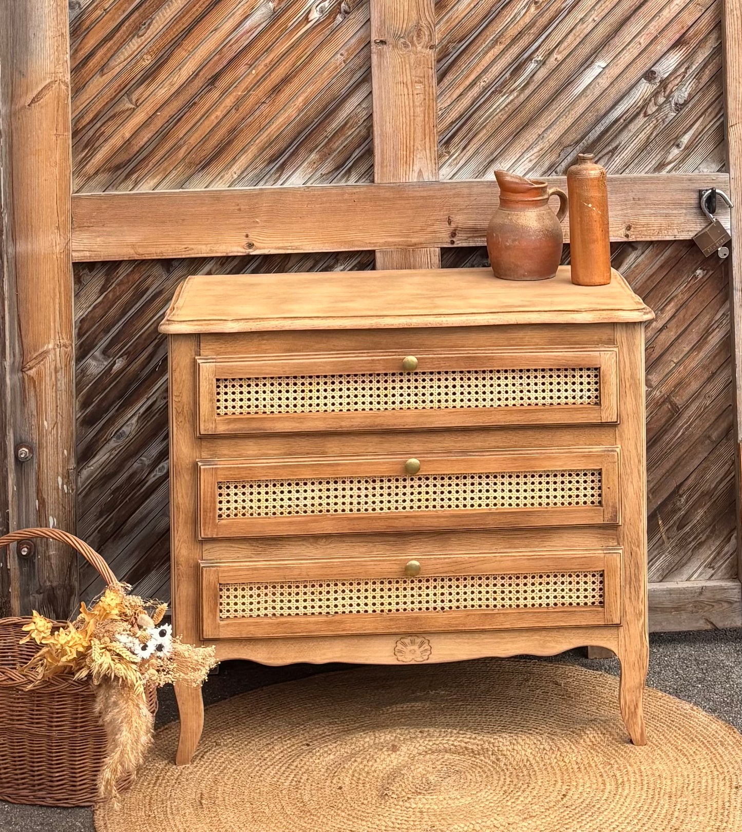 Commode ancienne en chêne brut et cannage