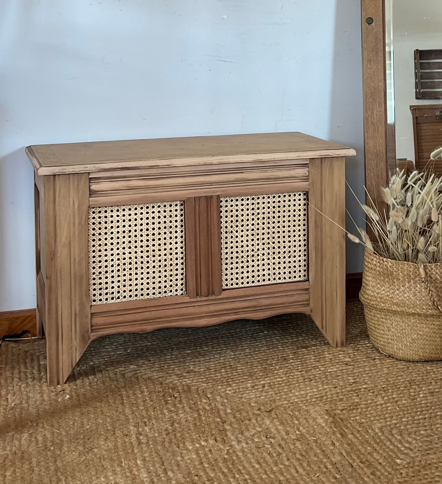Banc coffre ancien en bois massif brut et cannage